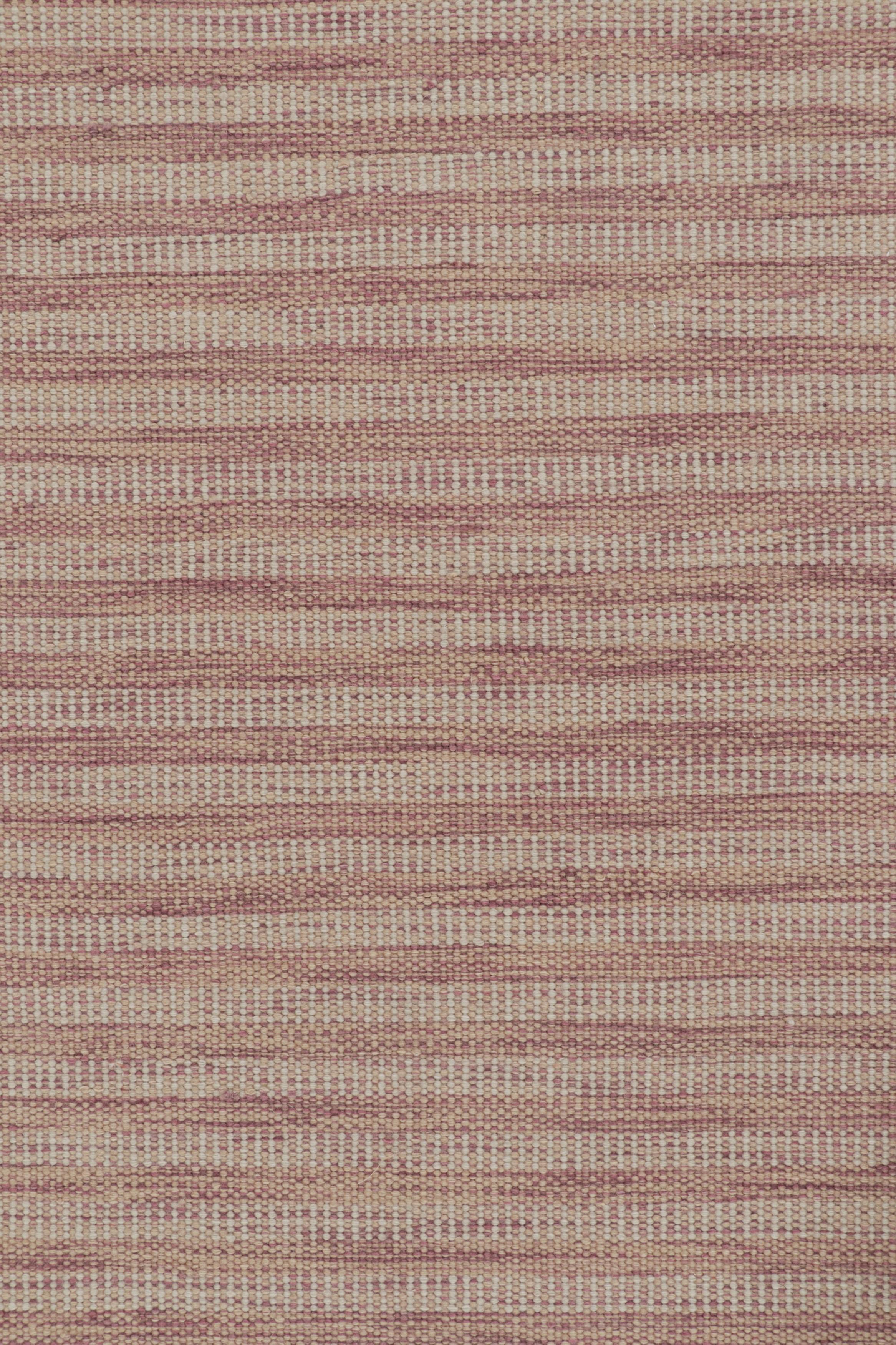 Rug & Kilim's maßgeschneiderter Teppich im skandinavischen Stil in lachsrosa und beige gestreift (Skandinavische Moderne) im Angebot