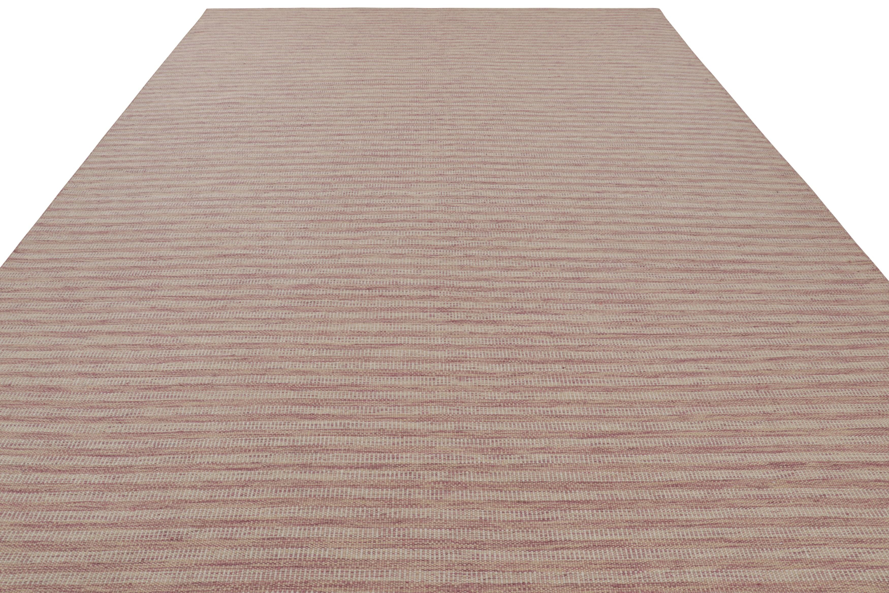 Rug & Kilim's maßgeschneiderter Teppich im skandinavischen Stil in lachsrosa und beige gestreift (Afghanisch) im Angebot