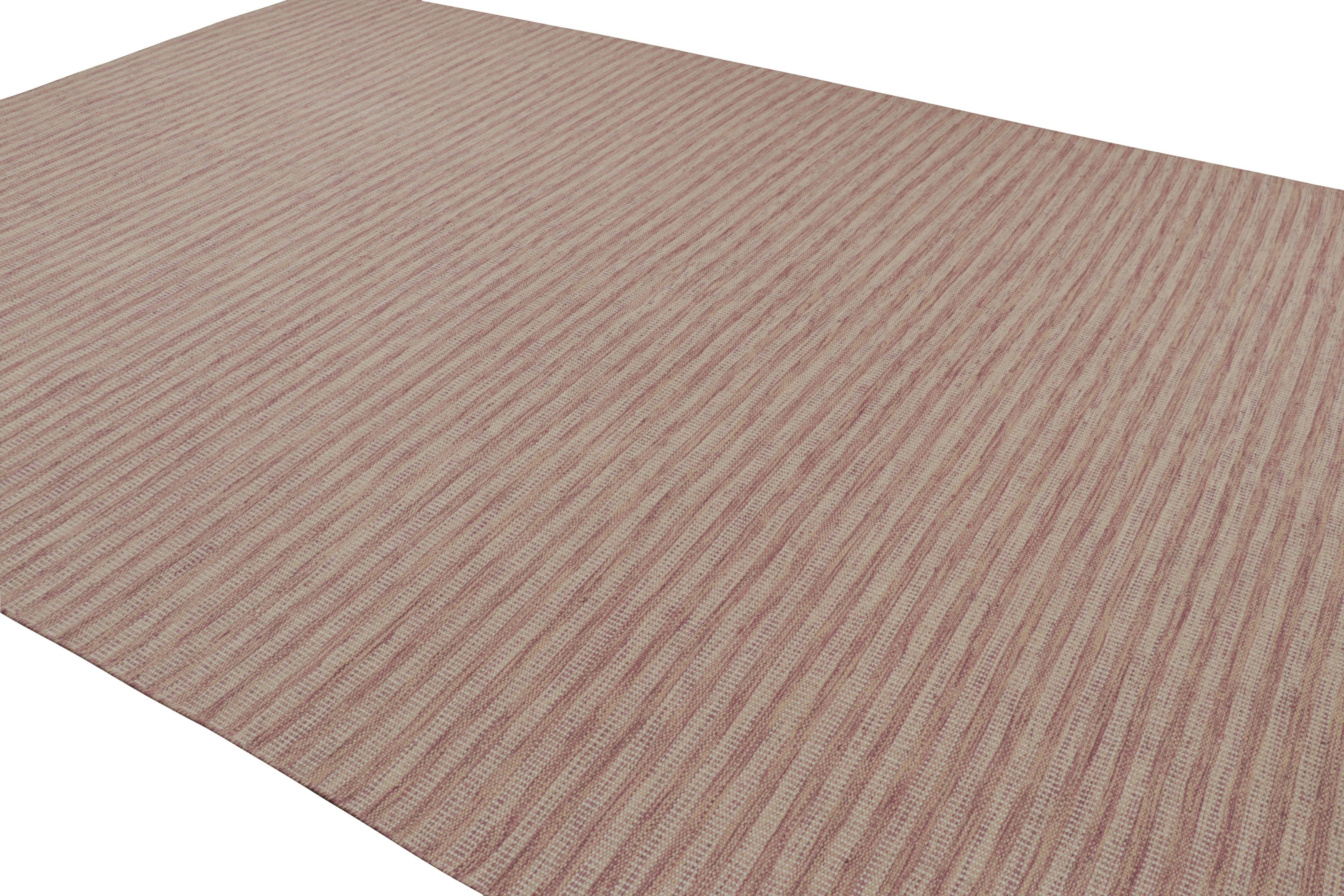 Rug & Kilim's maßgeschneiderter Teppich im skandinavischen Stil in lachsrosa und beige gestreift (Handgewebt) im Angebot