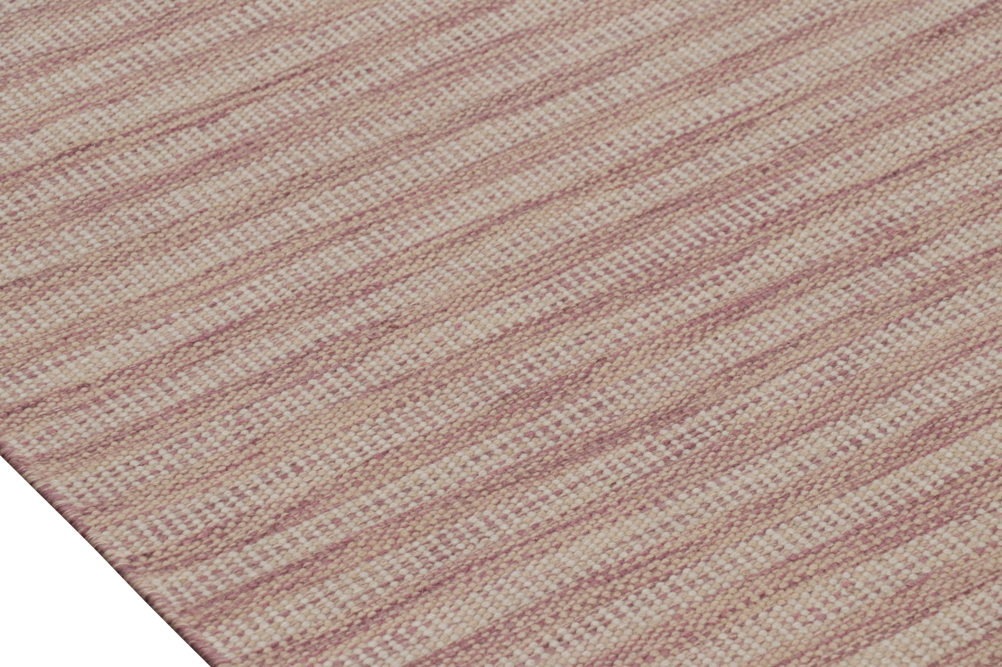 Rug & Kilim's maßgeschneiderter Teppich im skandinavischen Stil in lachsrosa und beige gestreift im Zustand „Neu“ im Angebot in Long Island City, NY