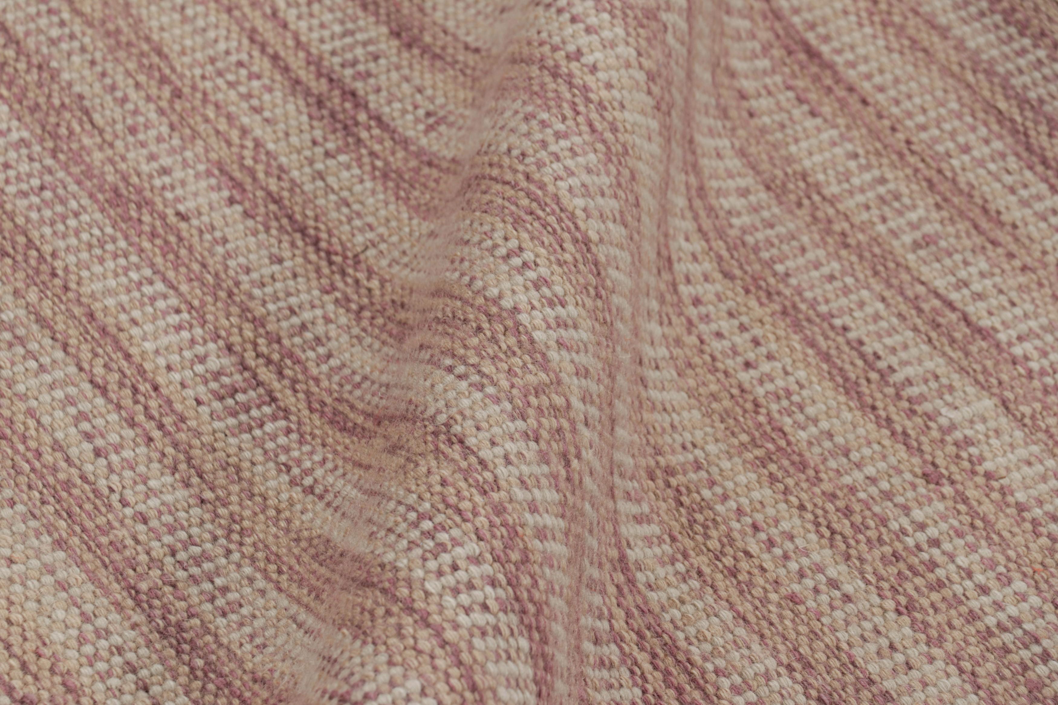 Rug & Kilim's maßgeschneiderter Teppich im skandinavischen Stil in lachsrosa und beige gestreift (21. Jahrhundert und zeitgenössisch) im Angebot