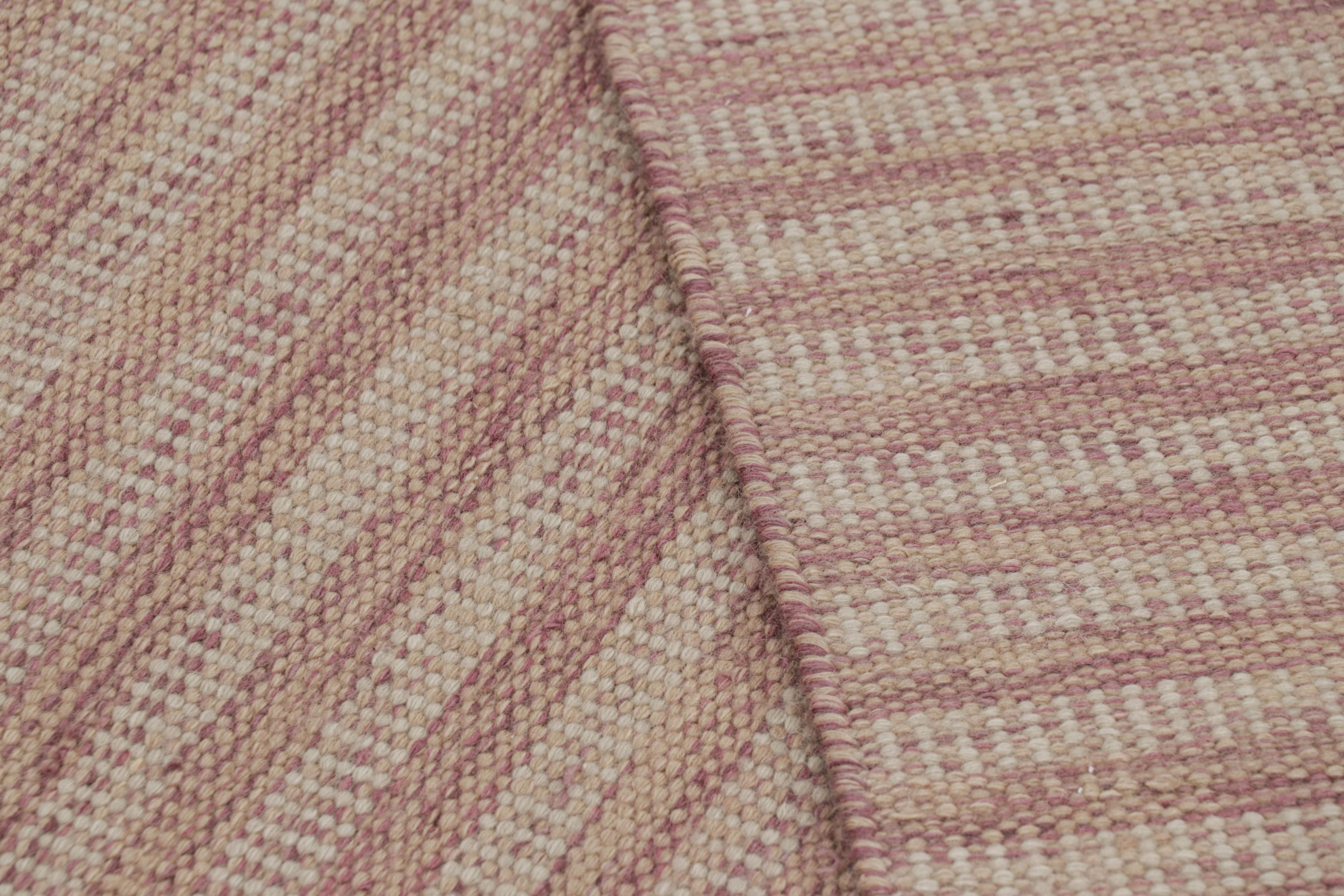 Rug & Kilim's maßgeschneiderter Teppich im skandinavischen Stil in lachsrosa und beige gestreift (Wolle) im Angebot
