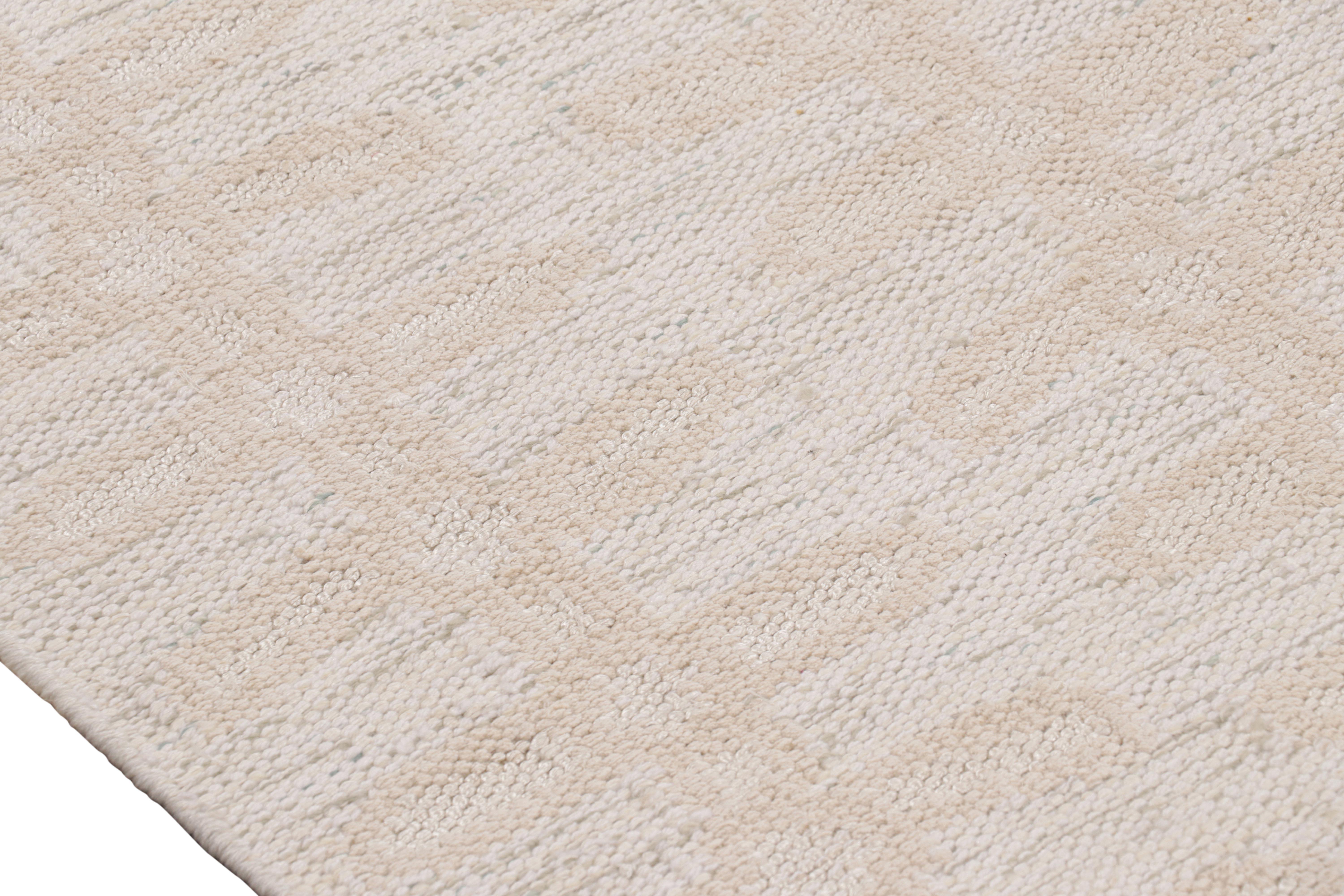Rug & Kilim's maßgeschneiderter Teppich im skandinavischen Stil in Weiß mit Blumenmustern (Moderne) im Angebot