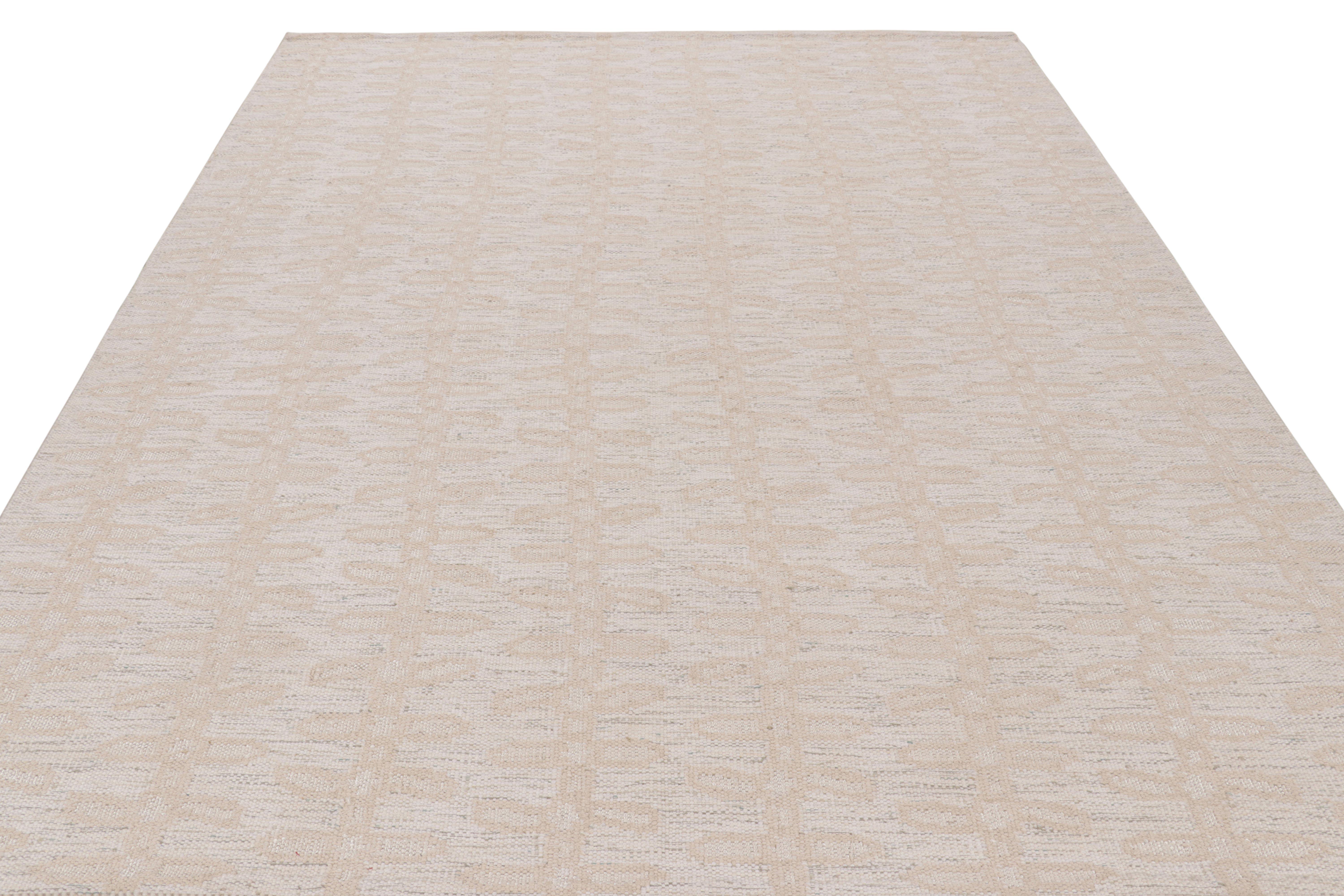 Rug & Kilim's maßgeschneiderter Teppich im skandinavischen Stil in Weiß mit Blumenmustern (Indisch) im Angebot