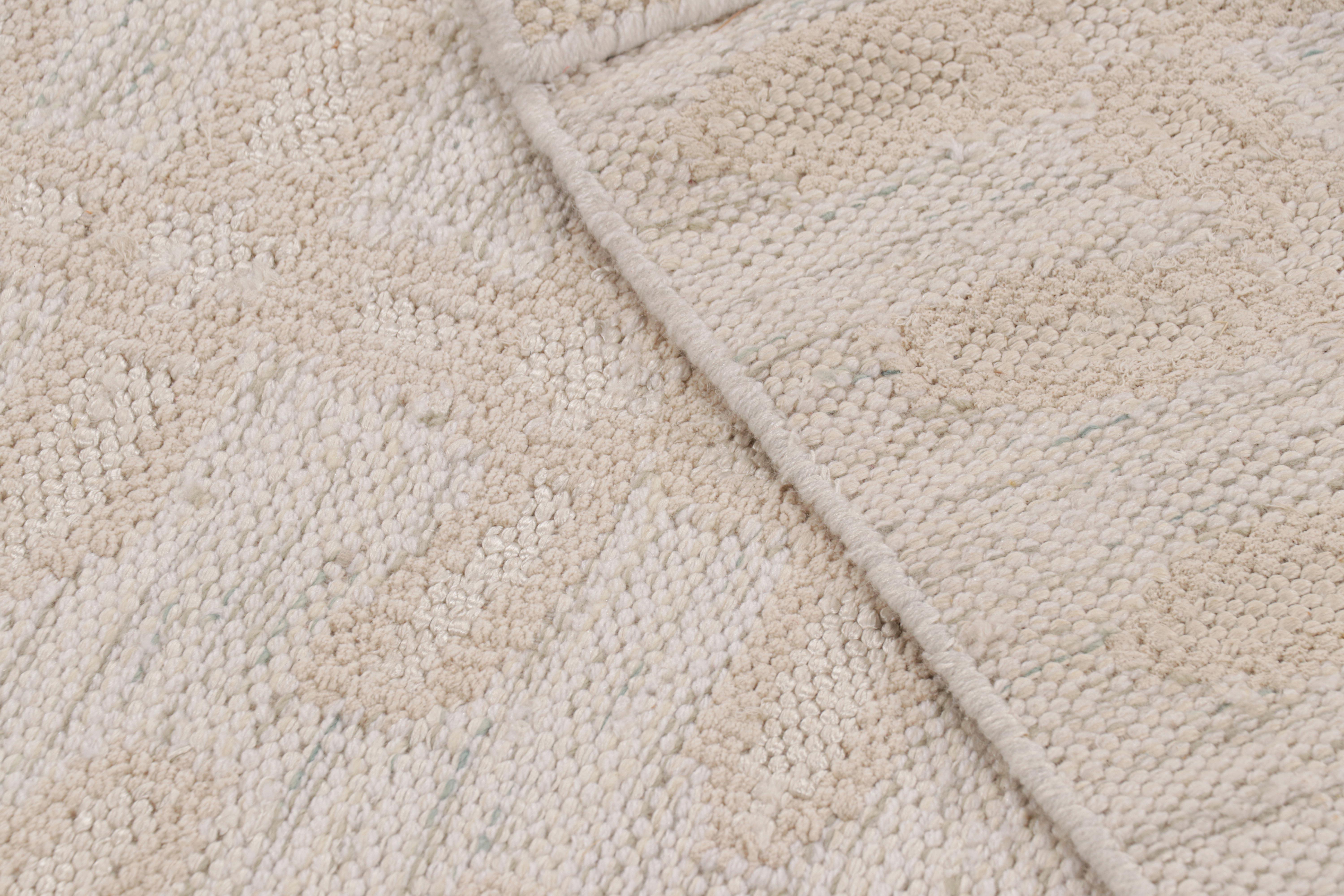 Rug & Kilim's maßgeschneiderter Teppich im skandinavischen Stil in Weiß mit Blumenmustern (21. Jahrhundert und zeitgenössisch) im Angebot