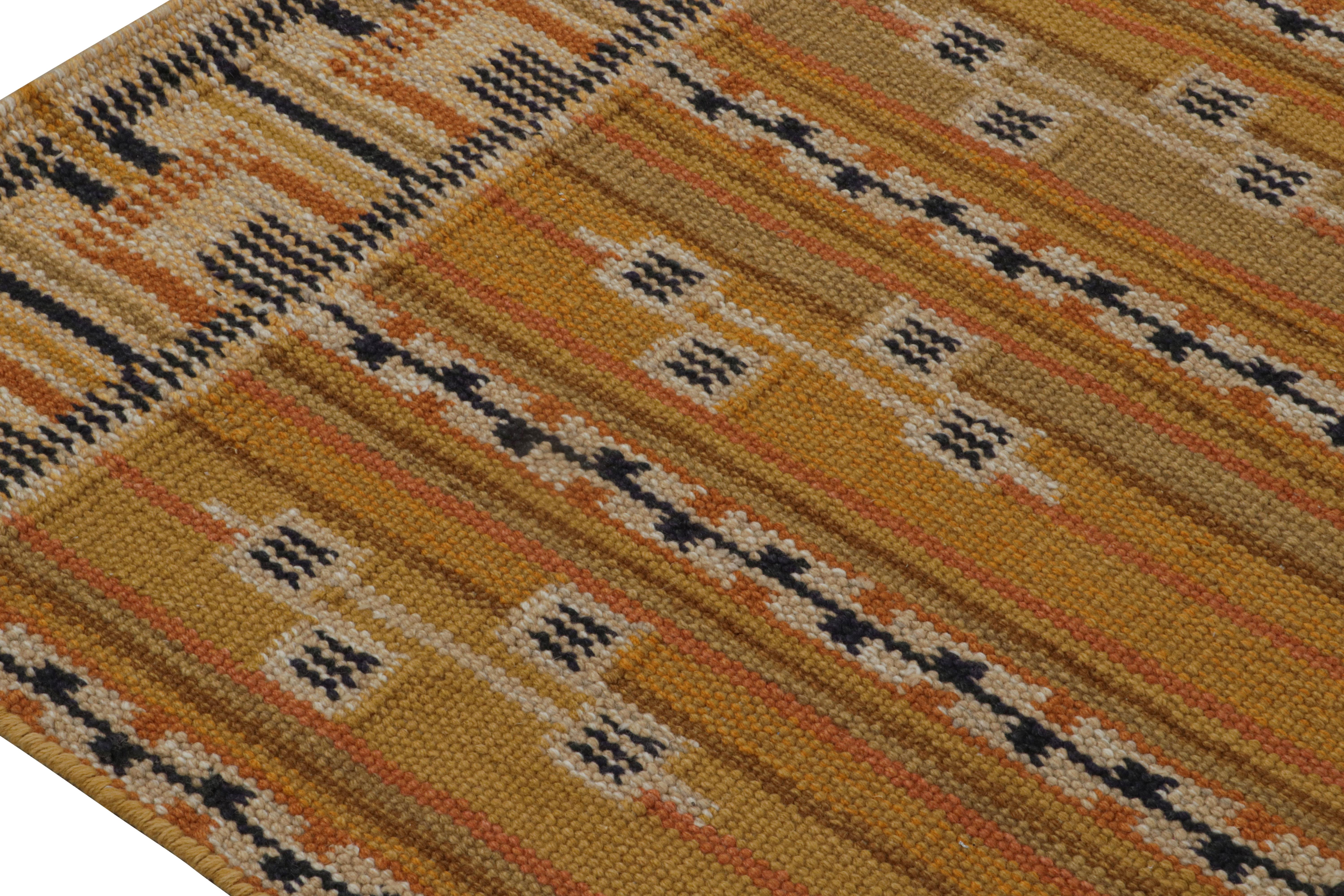 Rug & Kilim's skandinavischer Teppich Marta Stripe Design in Gold (Handgeknüpft) im Angebot