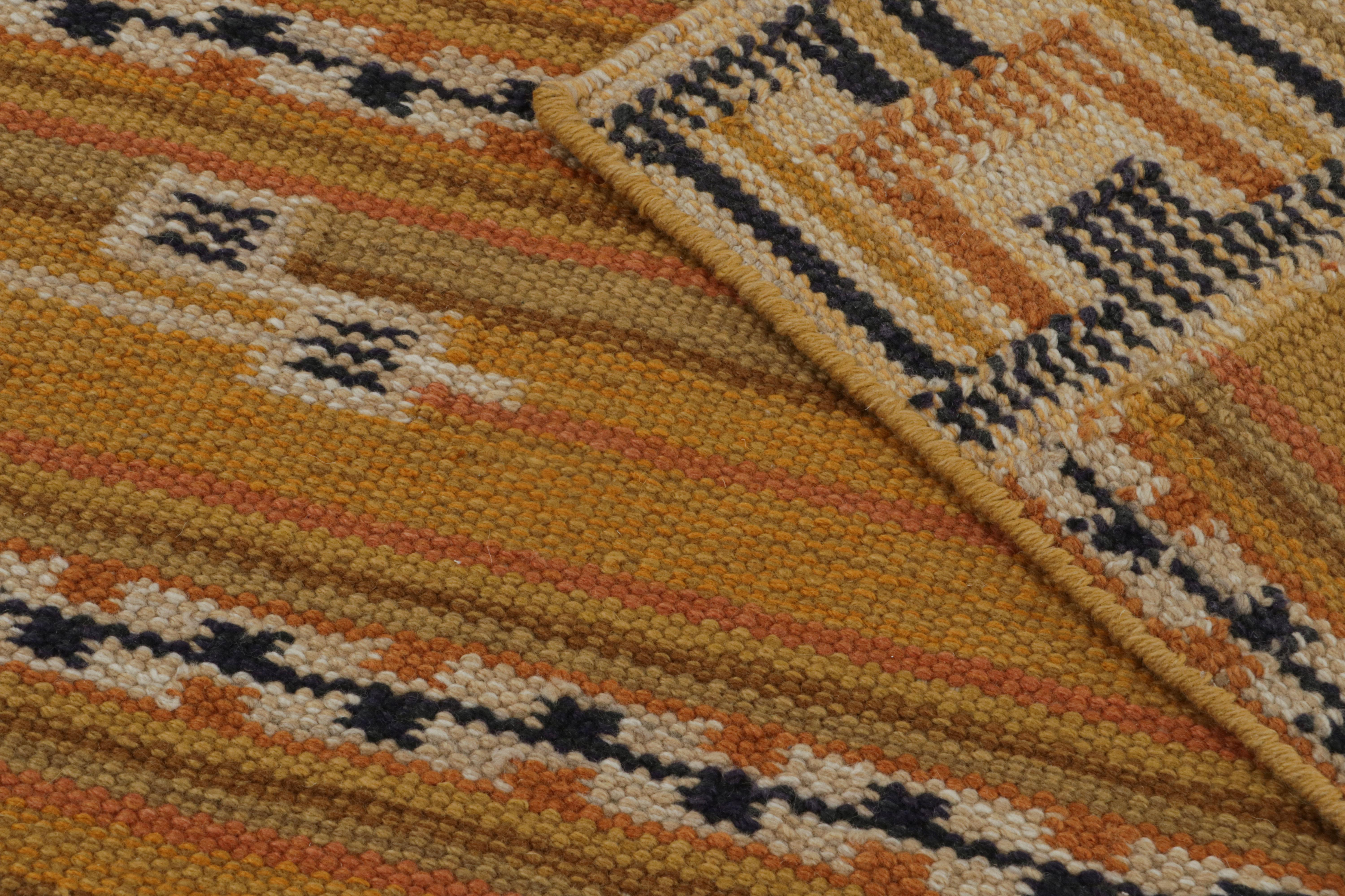 Rug & Kilim's skandinavischer Teppich Marta Stripe Design in Gold (21. Jahrhundert und zeitgenössisch) im Angebot