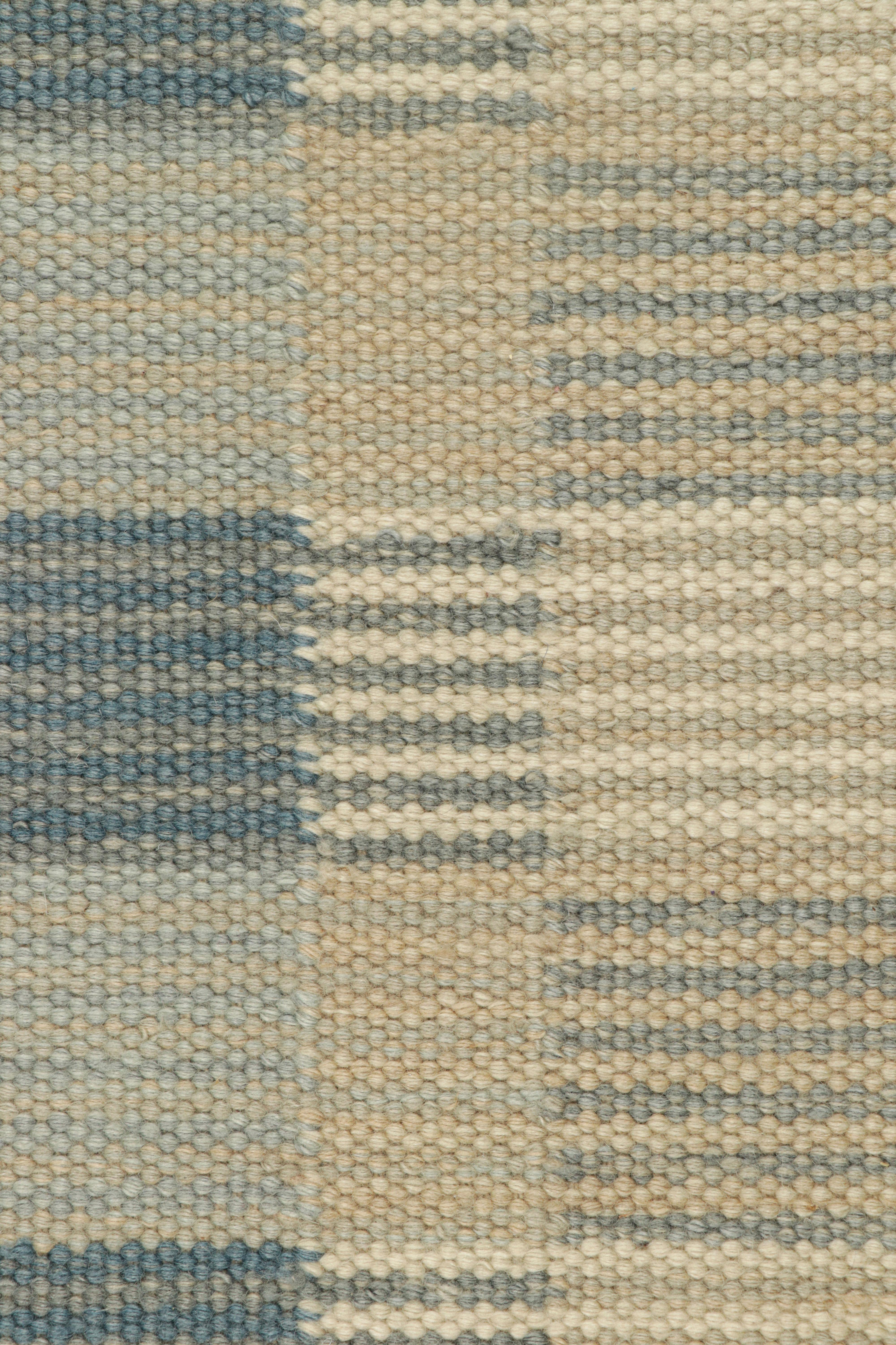 Scandinavo moderno Campione di tappeto personalizzato in stile scandinavo di Rug & Kilim, geometrico blu e bianco in vendita