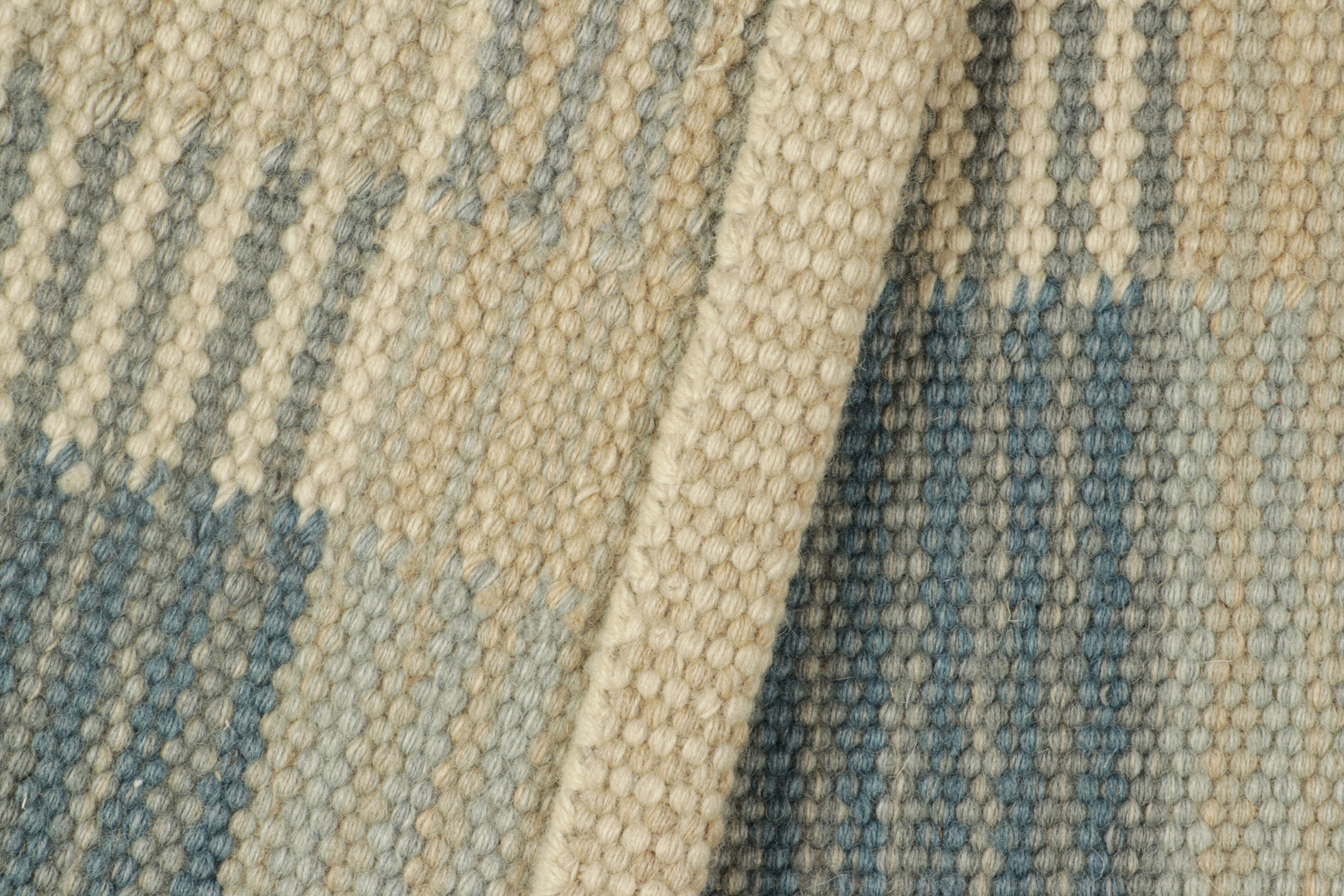 Indiano Campione di tappeto personalizzato in stile scandinavo di Rug & Kilim, geometrico blu e bianco in vendita