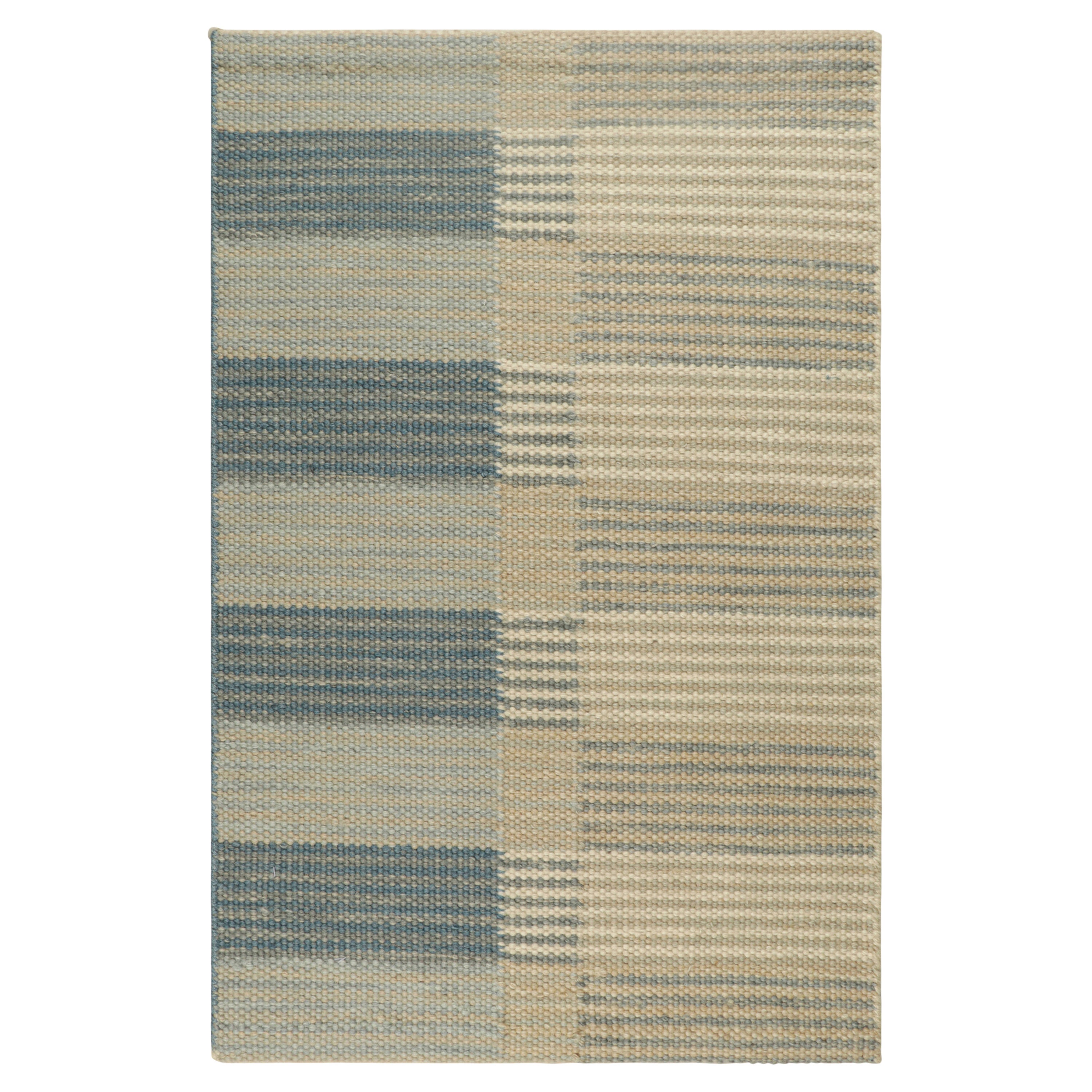 Campione di tappeto personalizzato in stile scandinavo di Rug & Kilim, geometrico blu e bianco in vendita