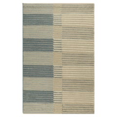 Campione di tappeto personalizzato in stile scandinavo di Rug & Kilim, geometrico blu e bianco