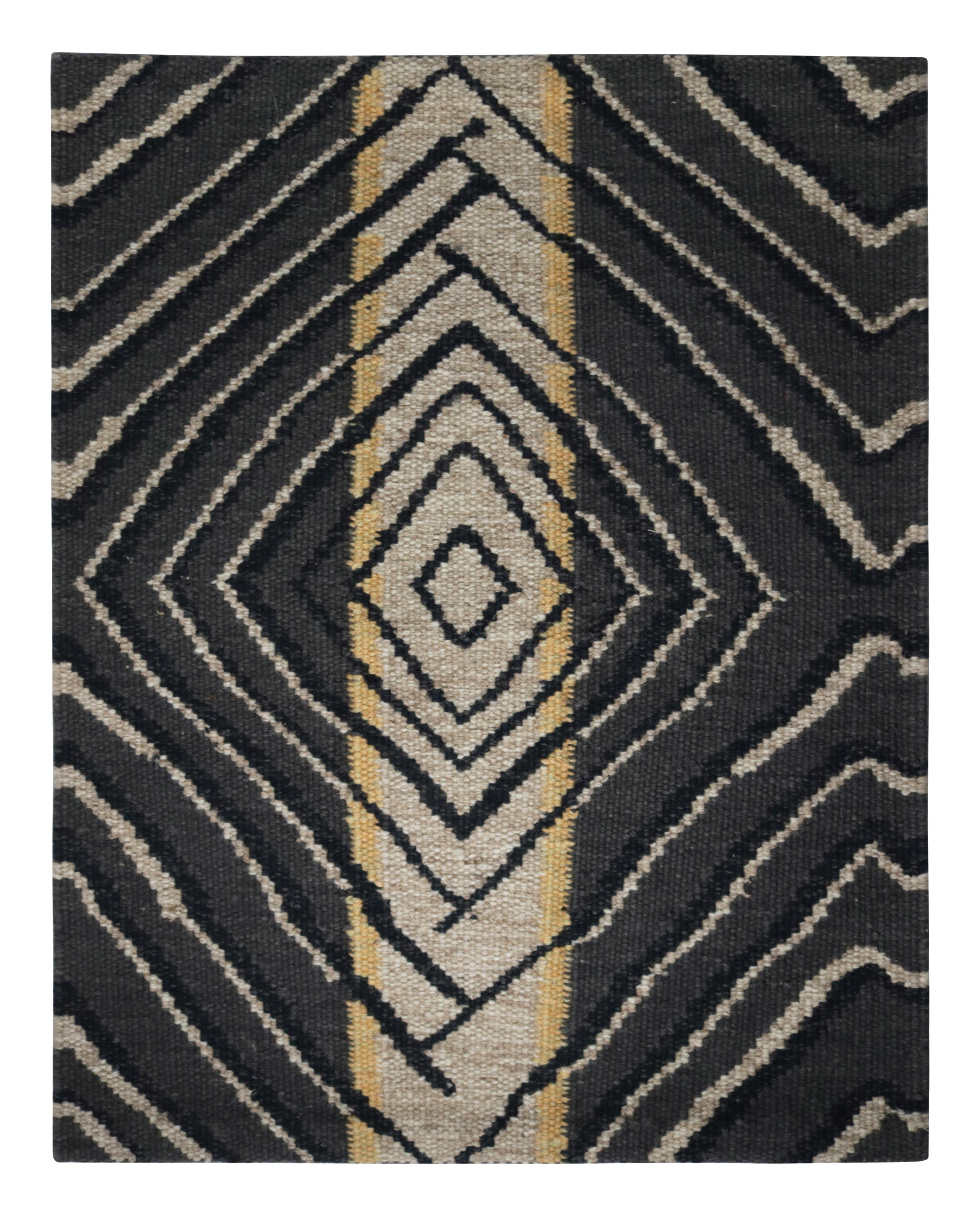Rug & Kilim's Scandinavian Style Custom Rug Sample, Grau mit geometrischen Mustern (Skandinavische Moderne) im Angebot