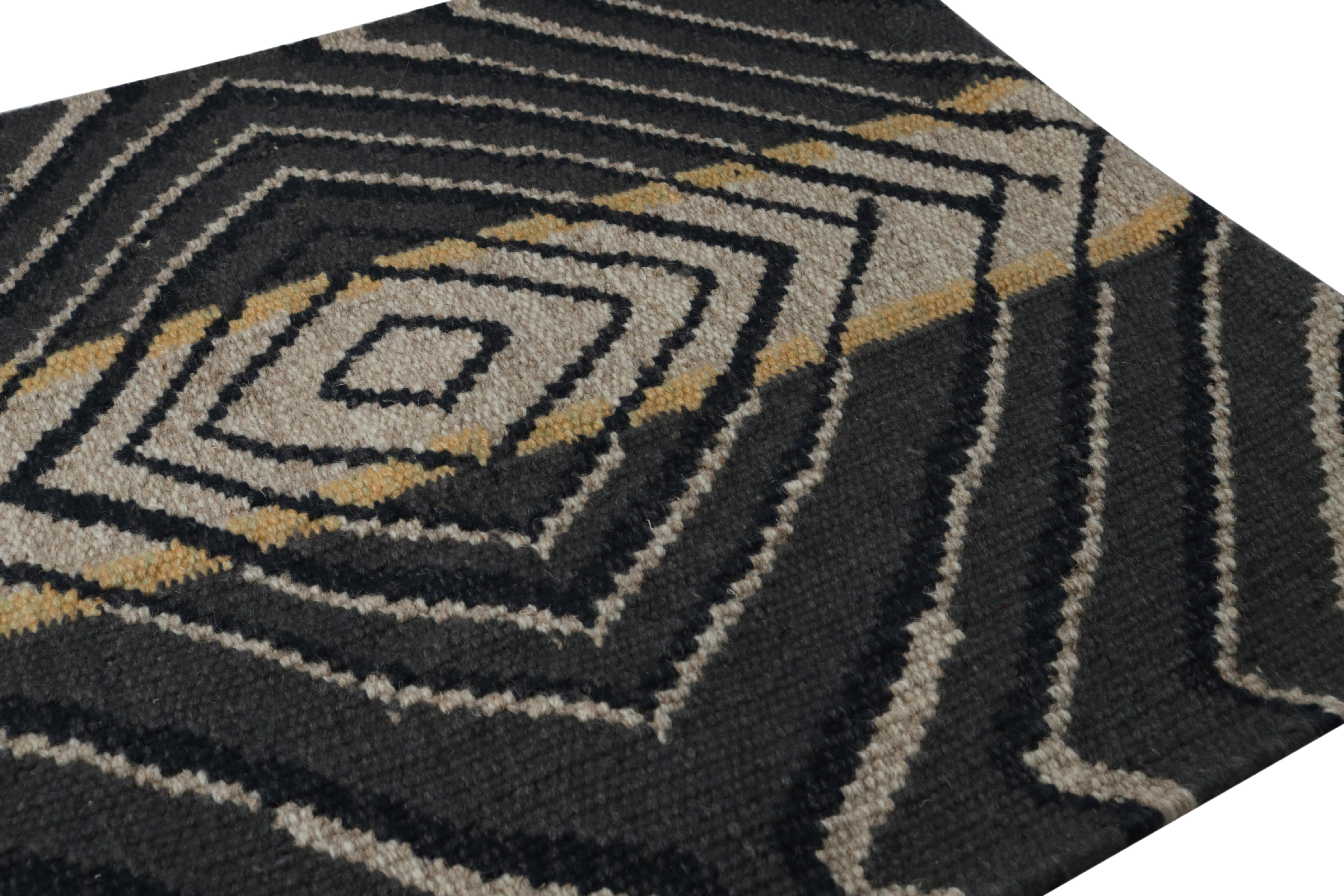 Rug & Kilim's Scandinavian Style Custom Rug Sample, Grau mit geometrischen Mustern (Indisch) im Angebot