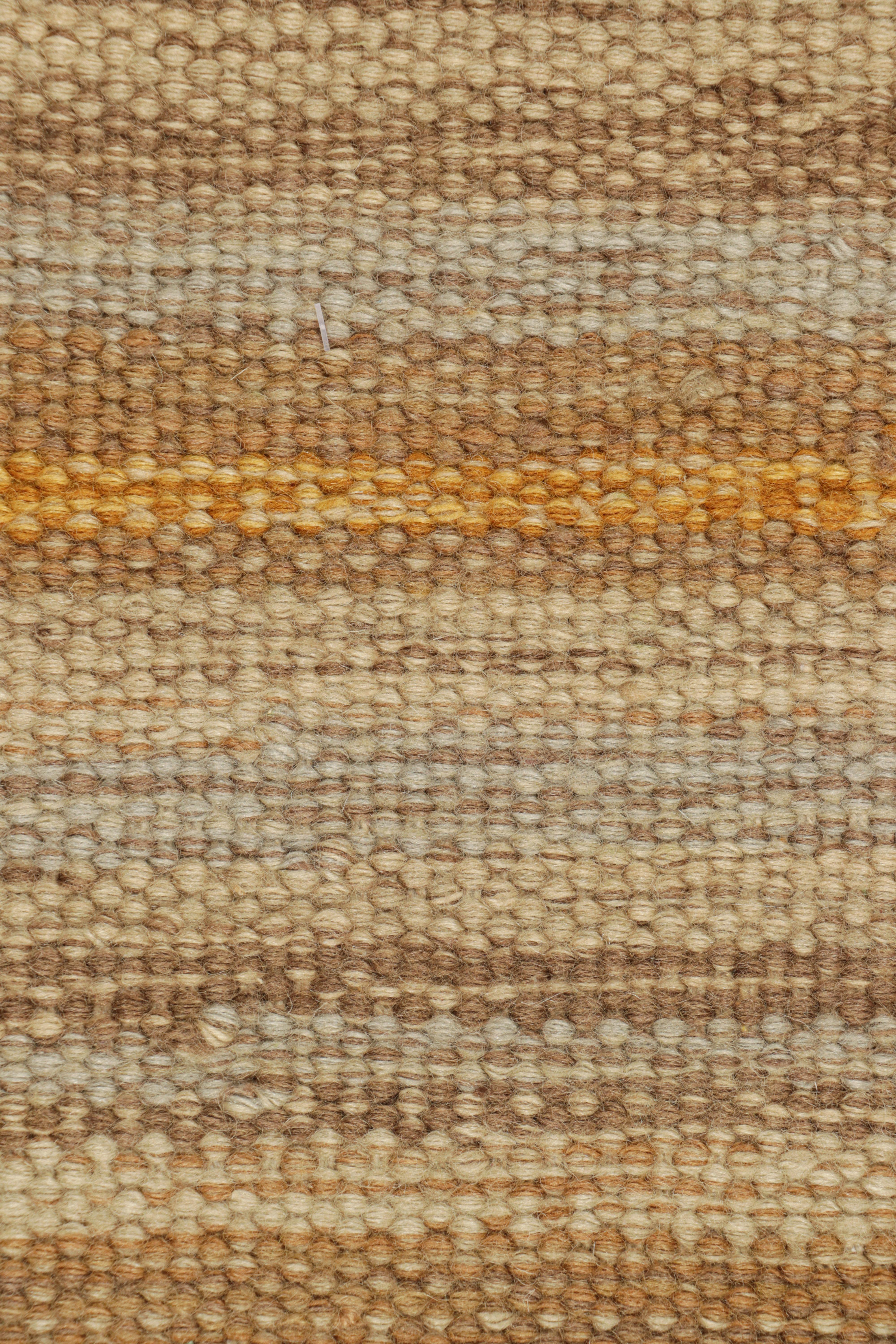 Scandinavo moderno Rug & Kilim: campione di tappeto personalizzato in stile scandinavo in beige-marrone, con strisce dorate in vendita