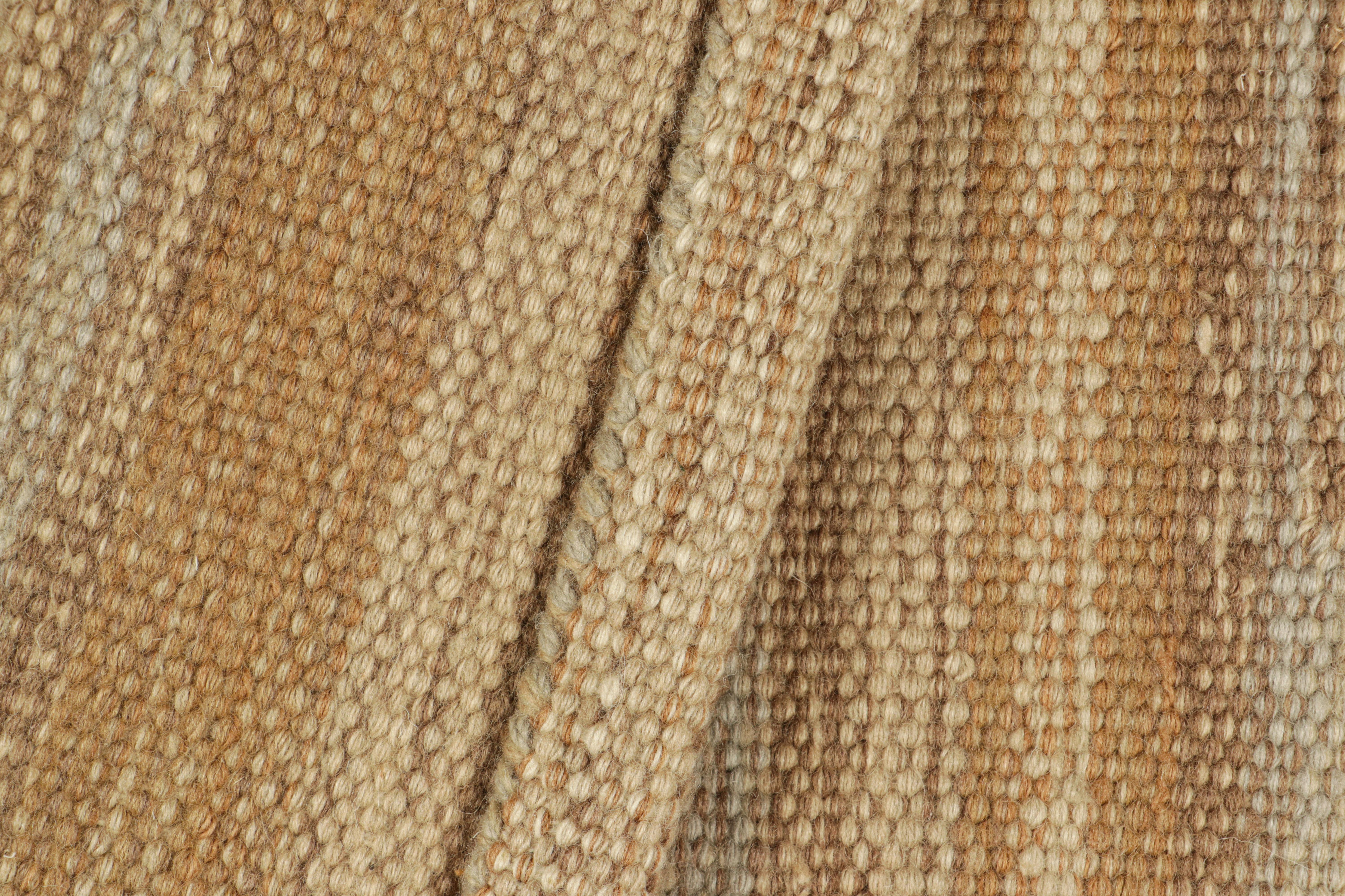 Indiano Rug & Kilim: campione di tappeto personalizzato in stile scandinavo in beige-marrone, con strisce dorate in vendita