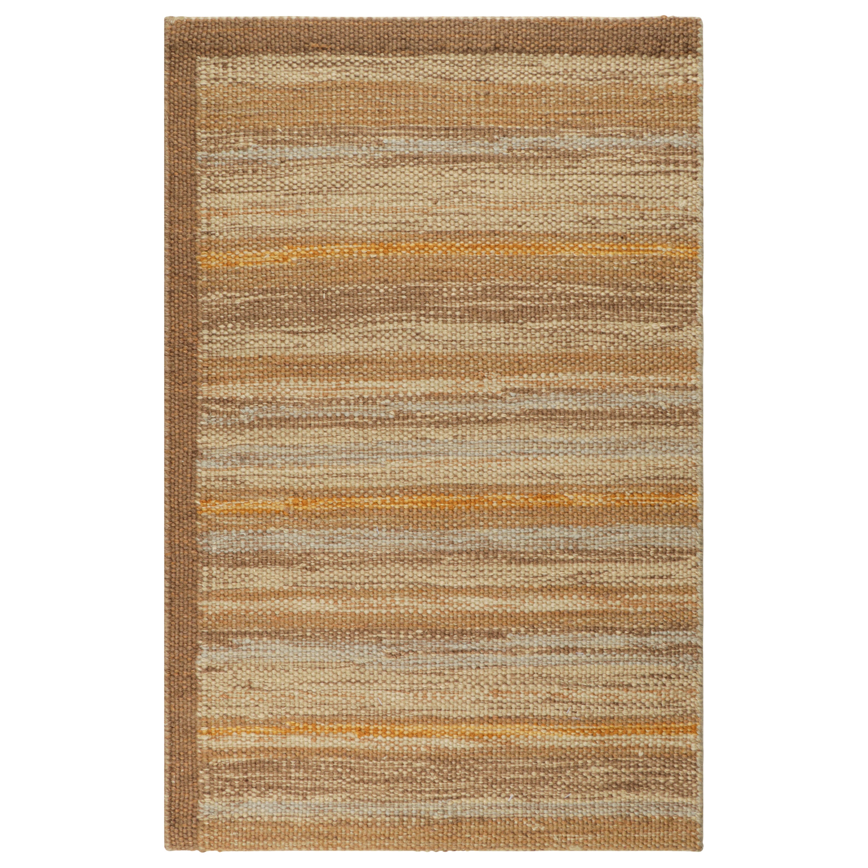 Rug & Kilim: campione di tappeto personalizzato in stile scandinavo in beige-marrone, con strisce dorate in vendita