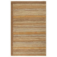 Rug & Kilim: campione di tappeto personalizzato in stile scandinavo in beige-marrone, con strisce dorate