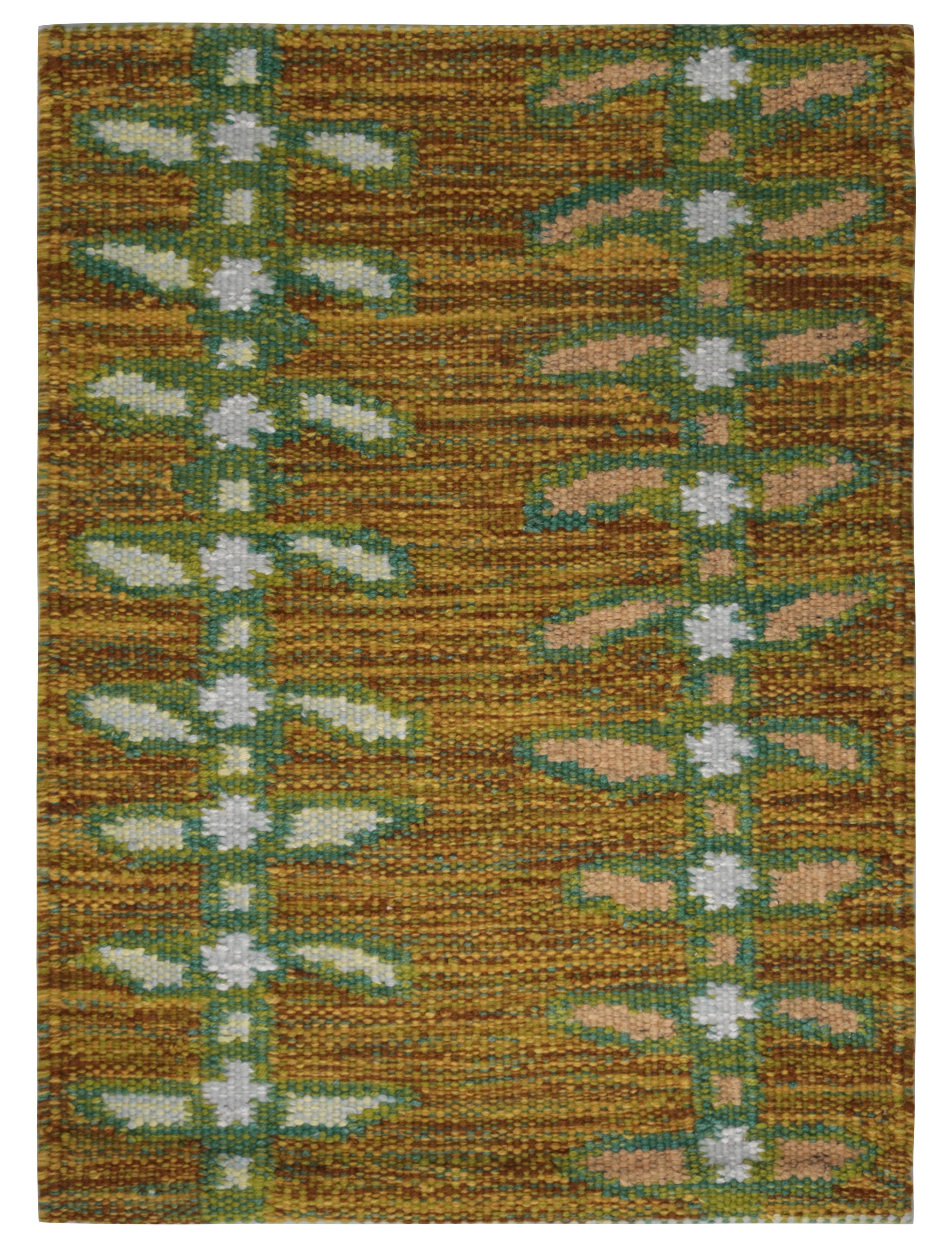 Rug & Kilim's Scandinavian Style Custom Rug Sample in Gold mit Blumenmustern (Skandinavische Moderne) im Angebot