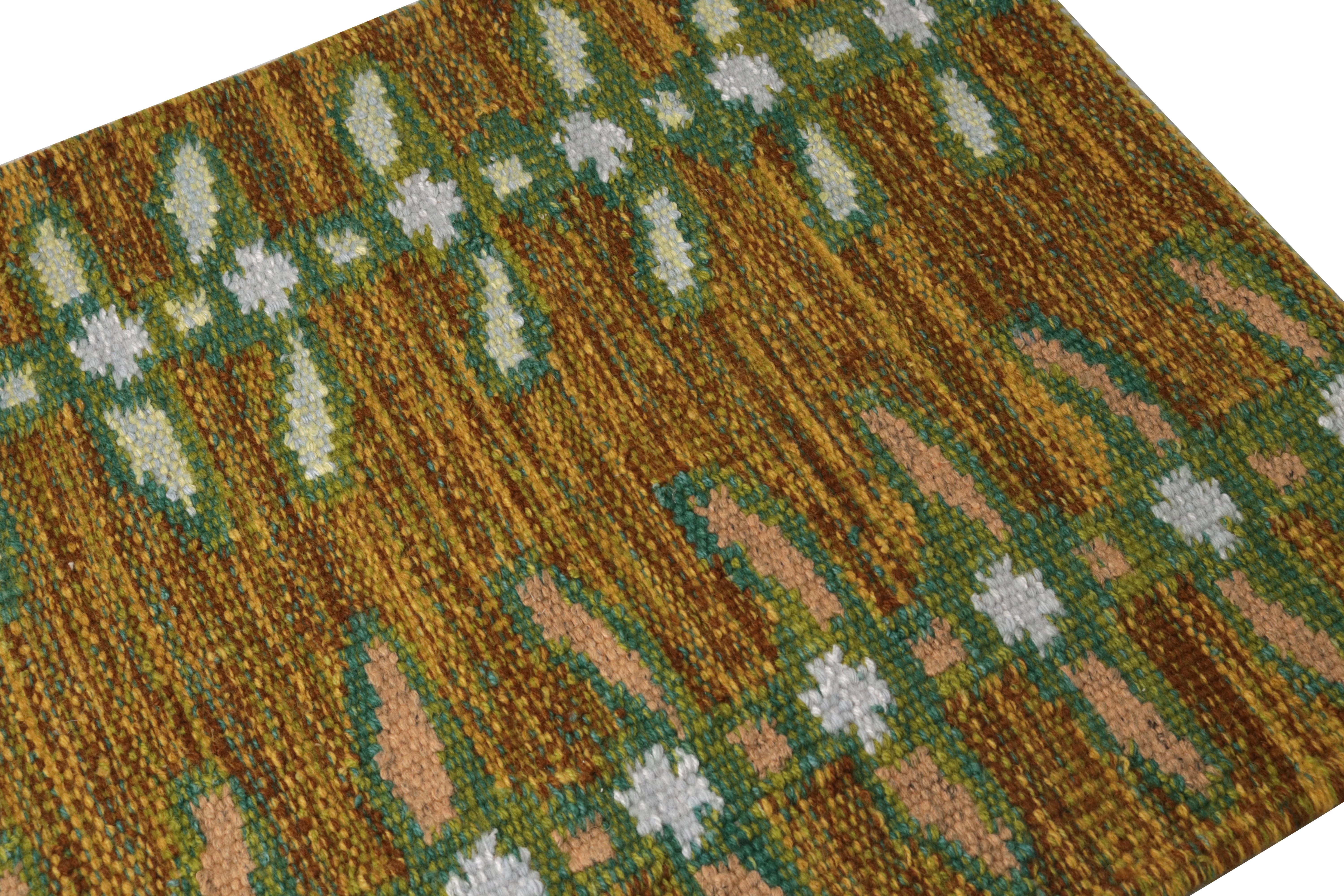 Rug & Kilim's Scandinavian Style Custom Rug Sample in Gold mit Blumenmustern (Indisch) im Angebot