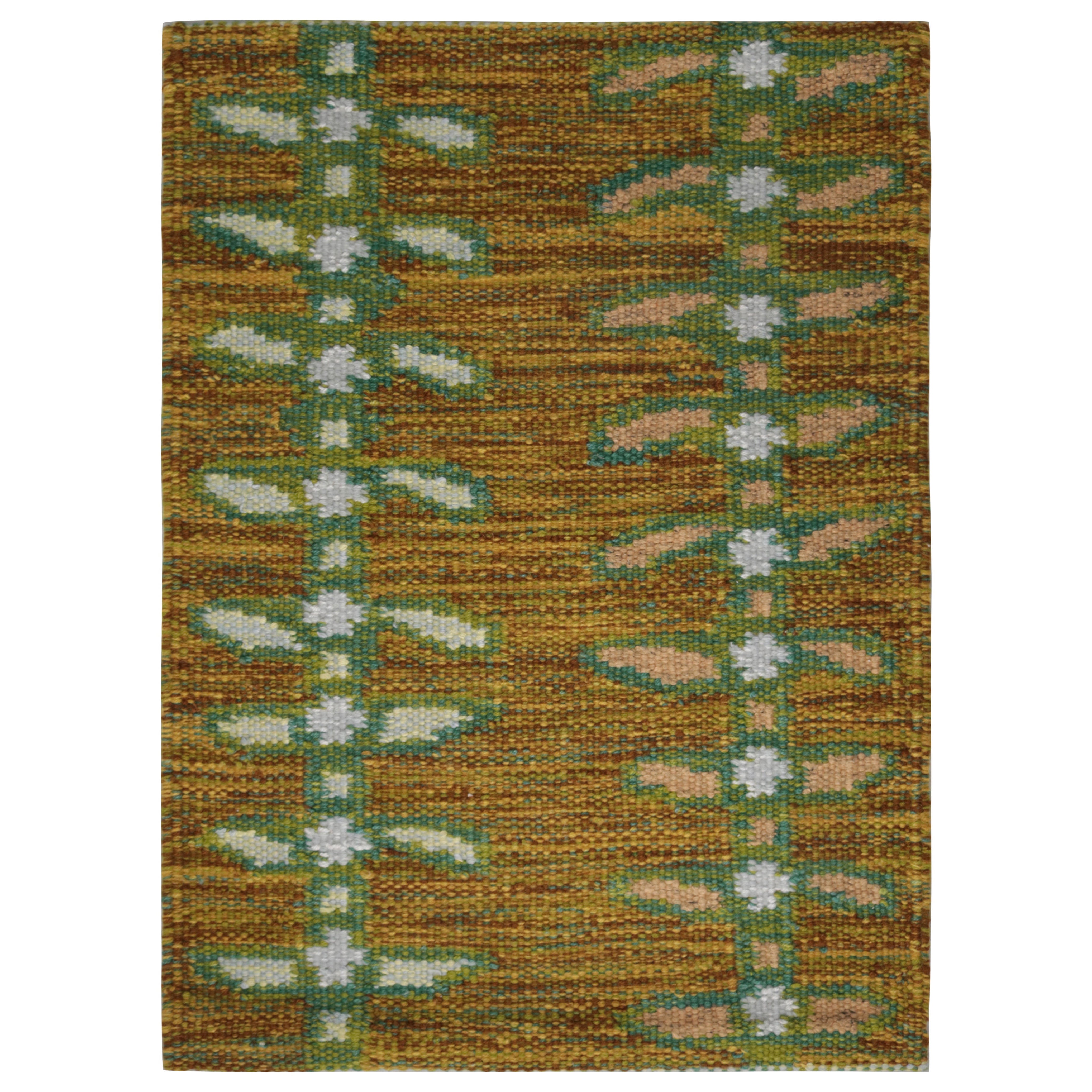 Rug & Kilim's Scandinavian Style Custom Rug Sample in Gold mit Blumenmustern im Angebot
