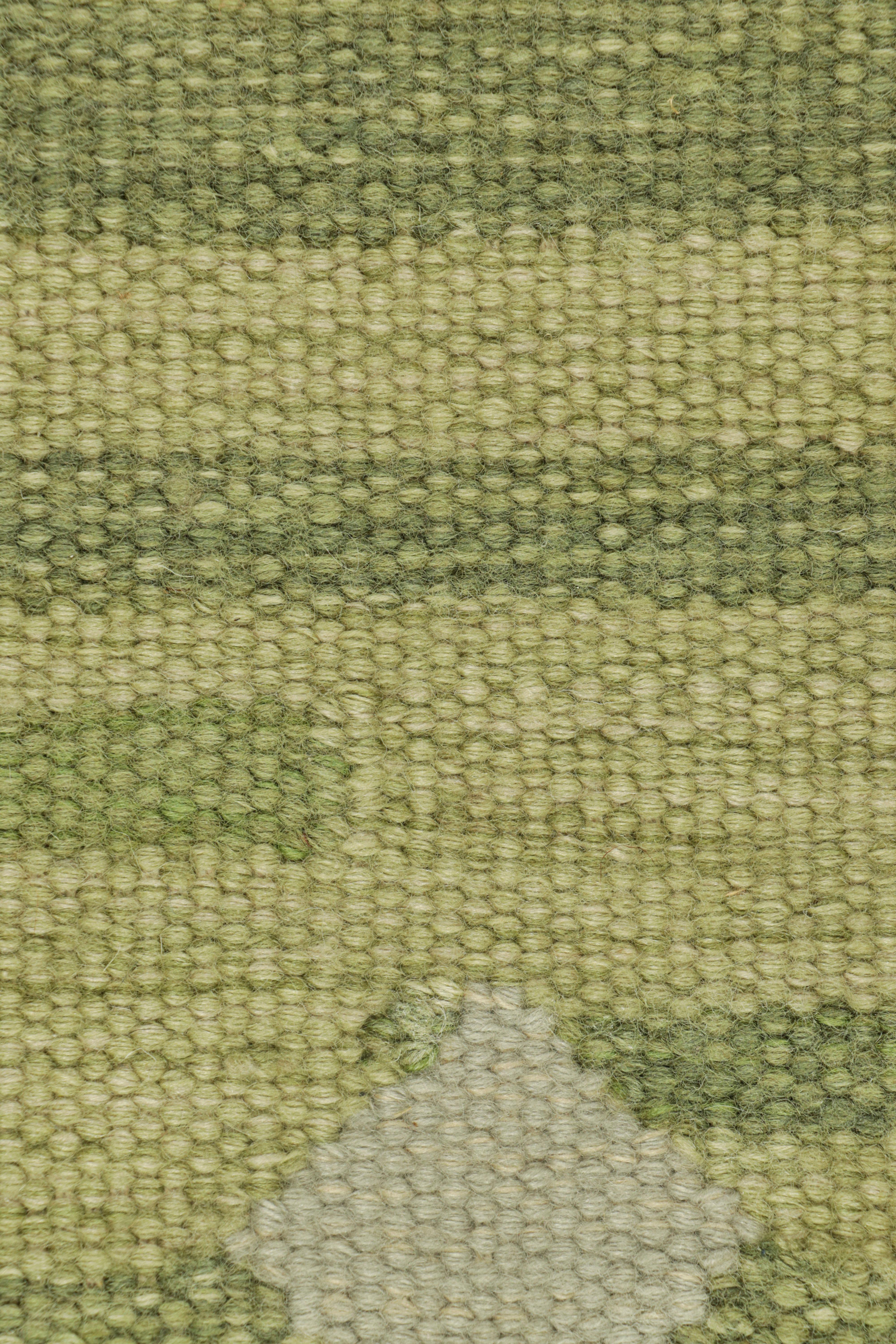 Scandinavo moderno Rug & Kilim: campione di tappeto personalizzato in stile scandinavo in verde e grigio, geometrico in vendita