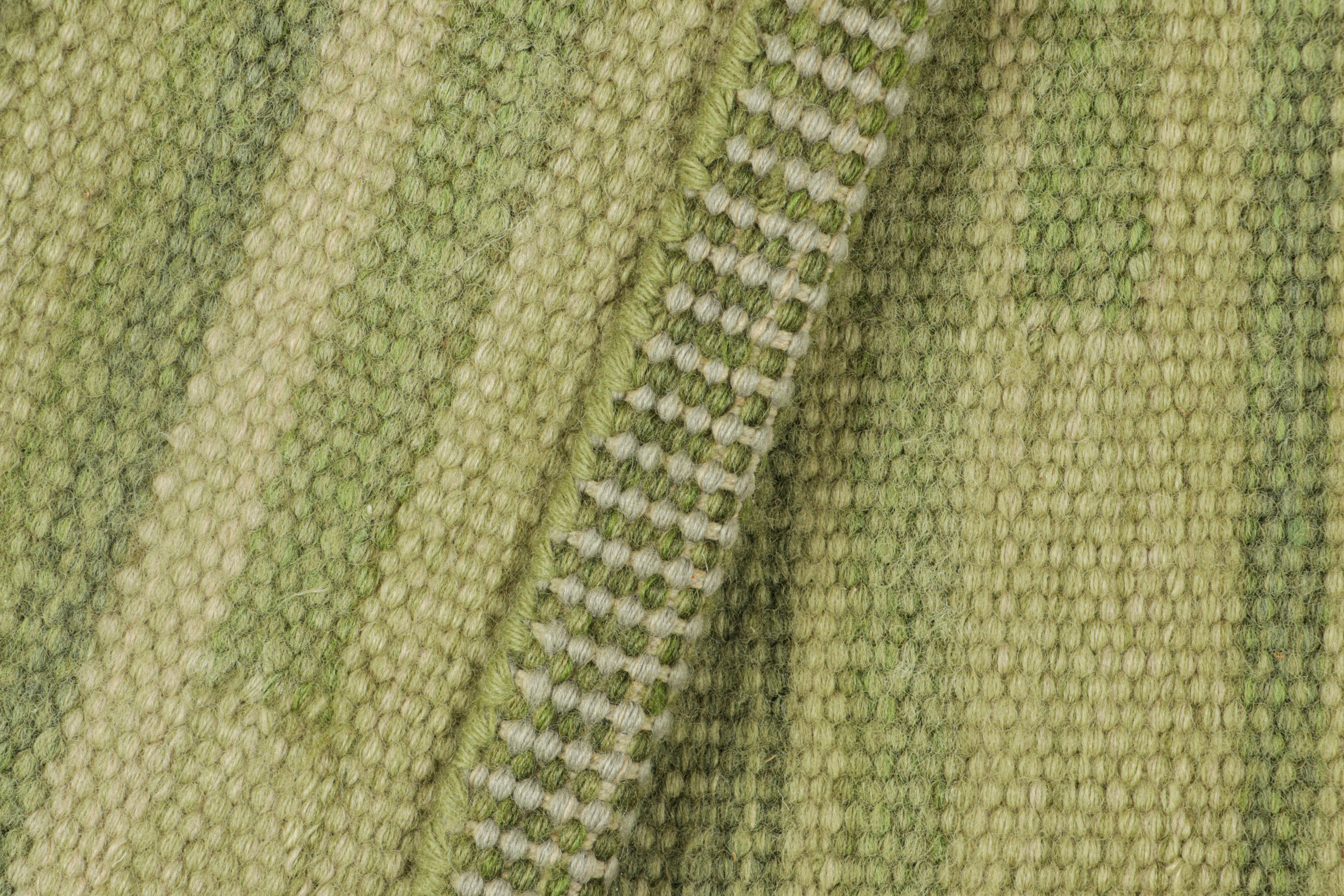 Indiano Rug & Kilim: campione di tappeto personalizzato in stile scandinavo in verde e grigio, geometrico in vendita