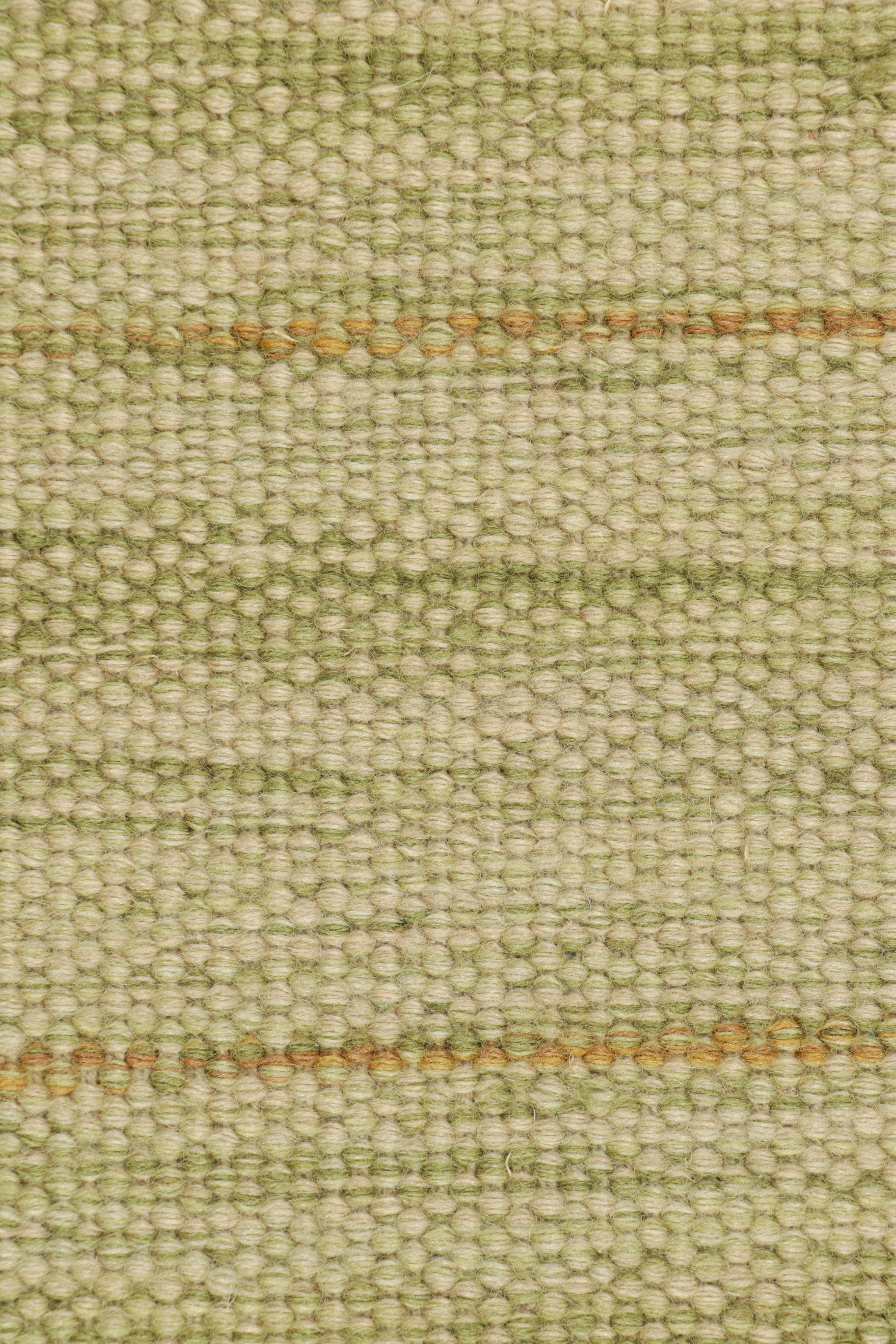 Scandinavo moderno Rug & Kilim: campione di tappeto personalizzato in stile scandinavo con striature verdi e accenti dorati in vendita
