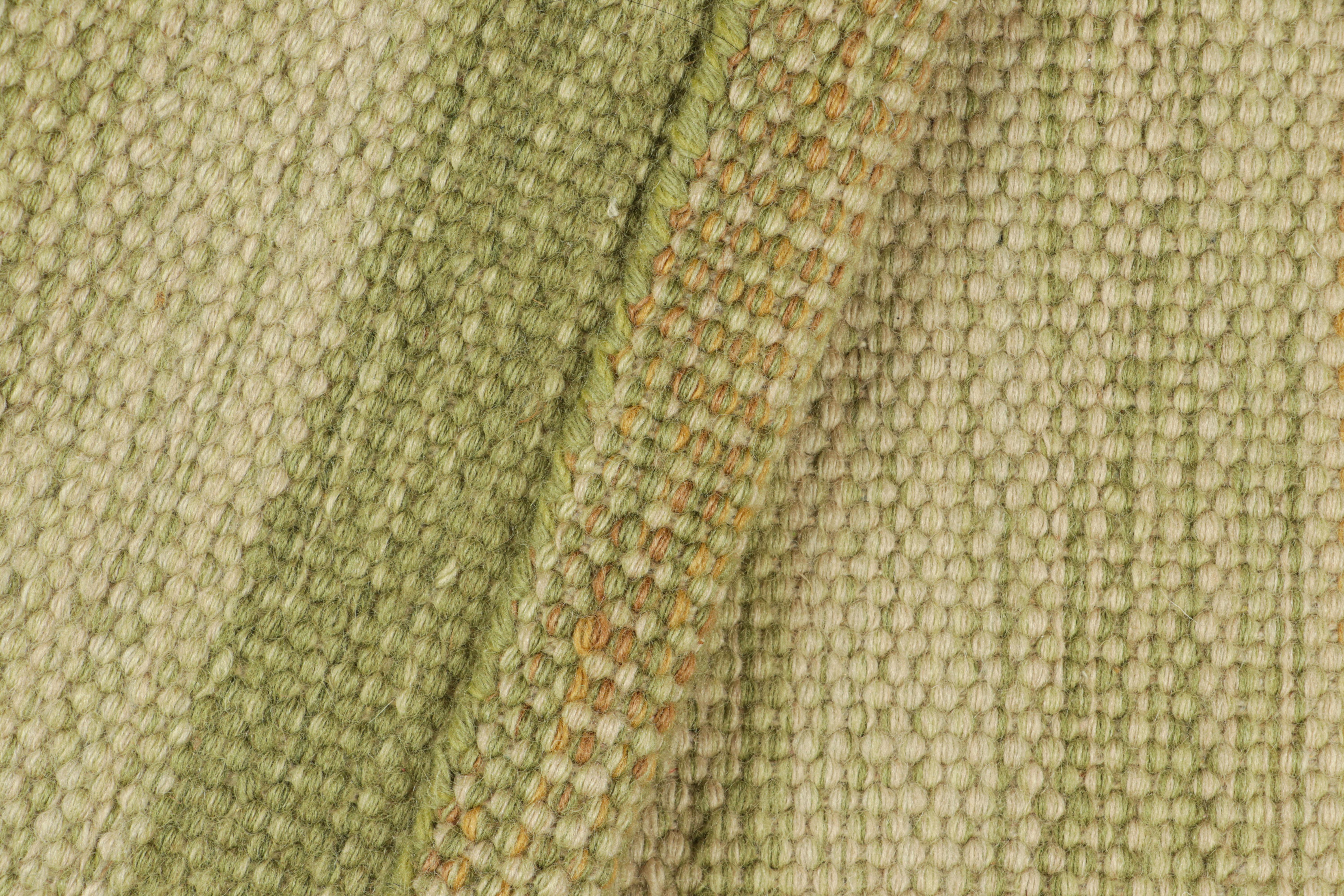 Indiano Rug & Kilim: campione di tappeto personalizzato in stile scandinavo con striature verdi e accenti dorati in vendita