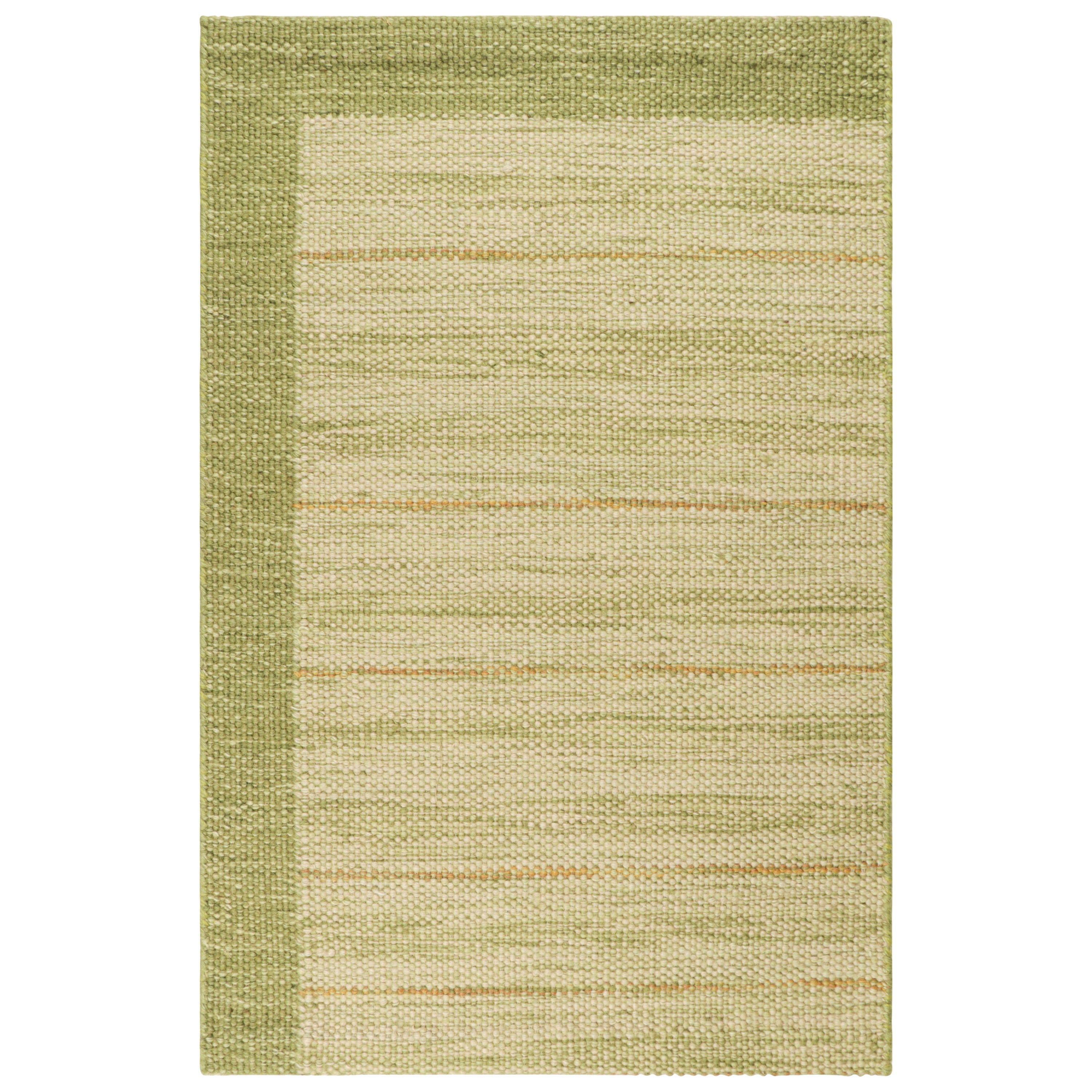 Rug & Kilim: campione di tappeto personalizzato in stile scandinavo con striature verdi e accenti dorati in vendita