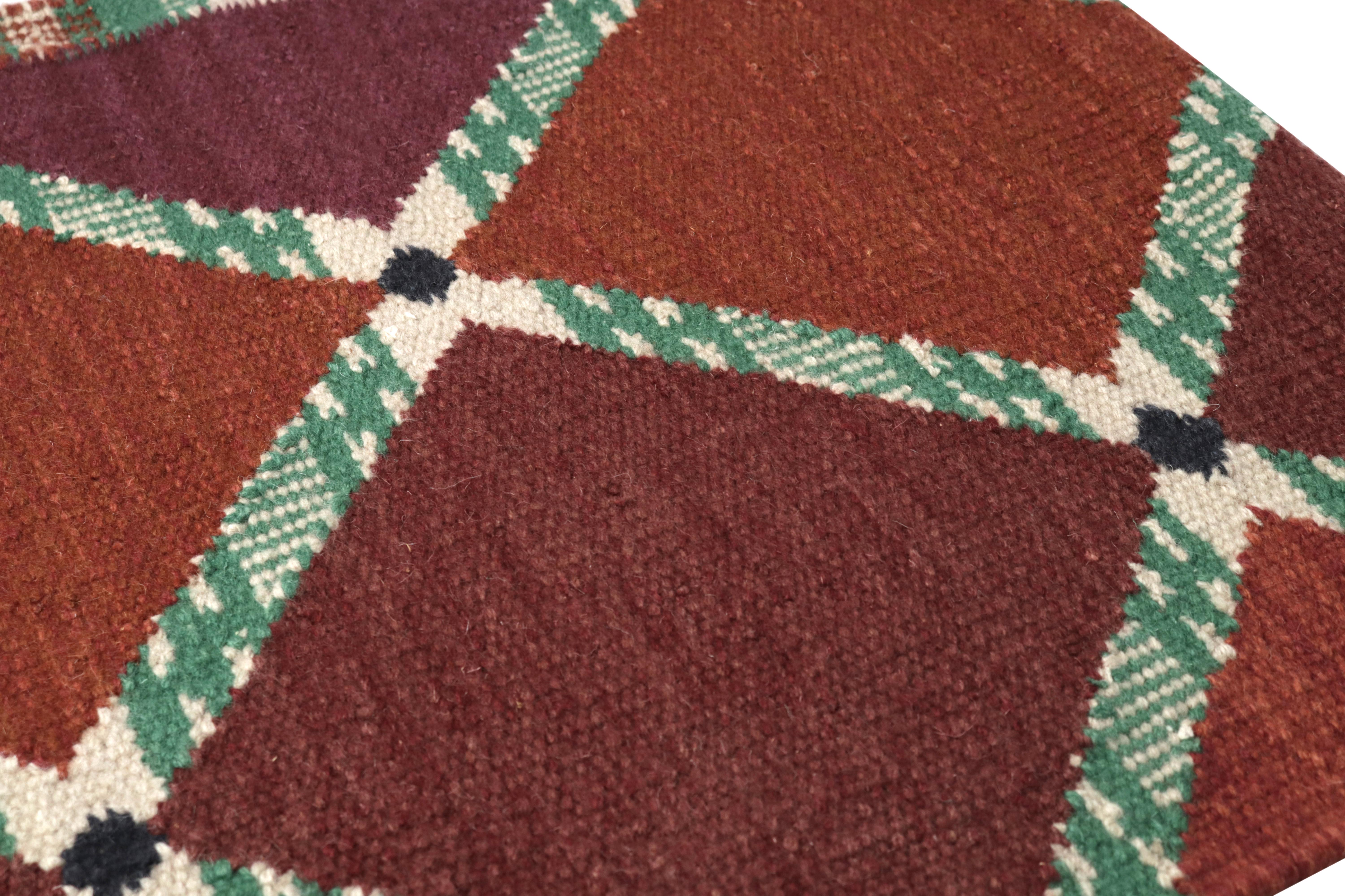Rug & Kilim's Scandinavian Style Custom Rug Sample, Rot mit geometrischen Mustern (Indisch) im Angebot