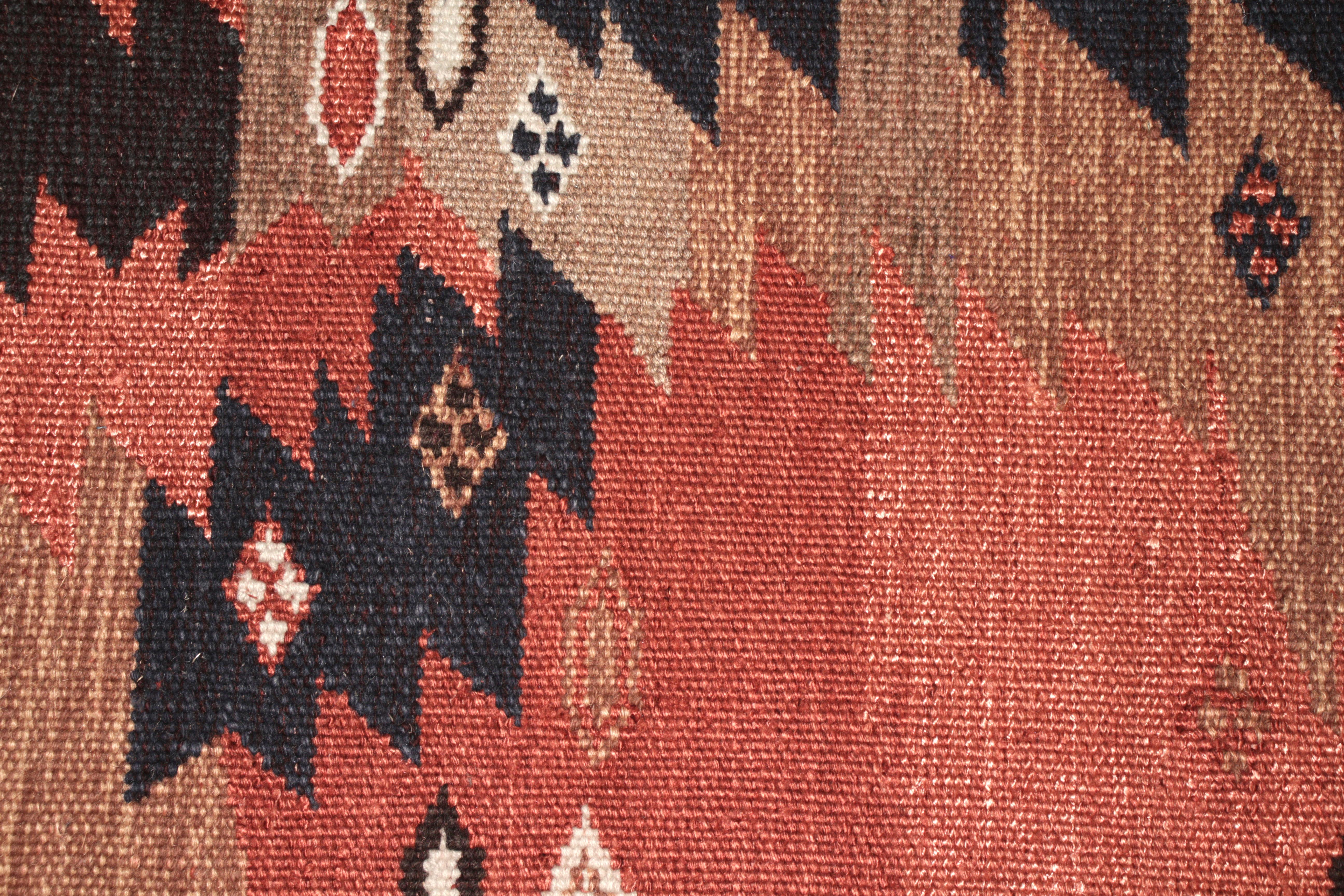 Muestra de alfombra personalizada de estilo escandinavo de Rug & Kilim, roja con motivos geométricos Indio en venta