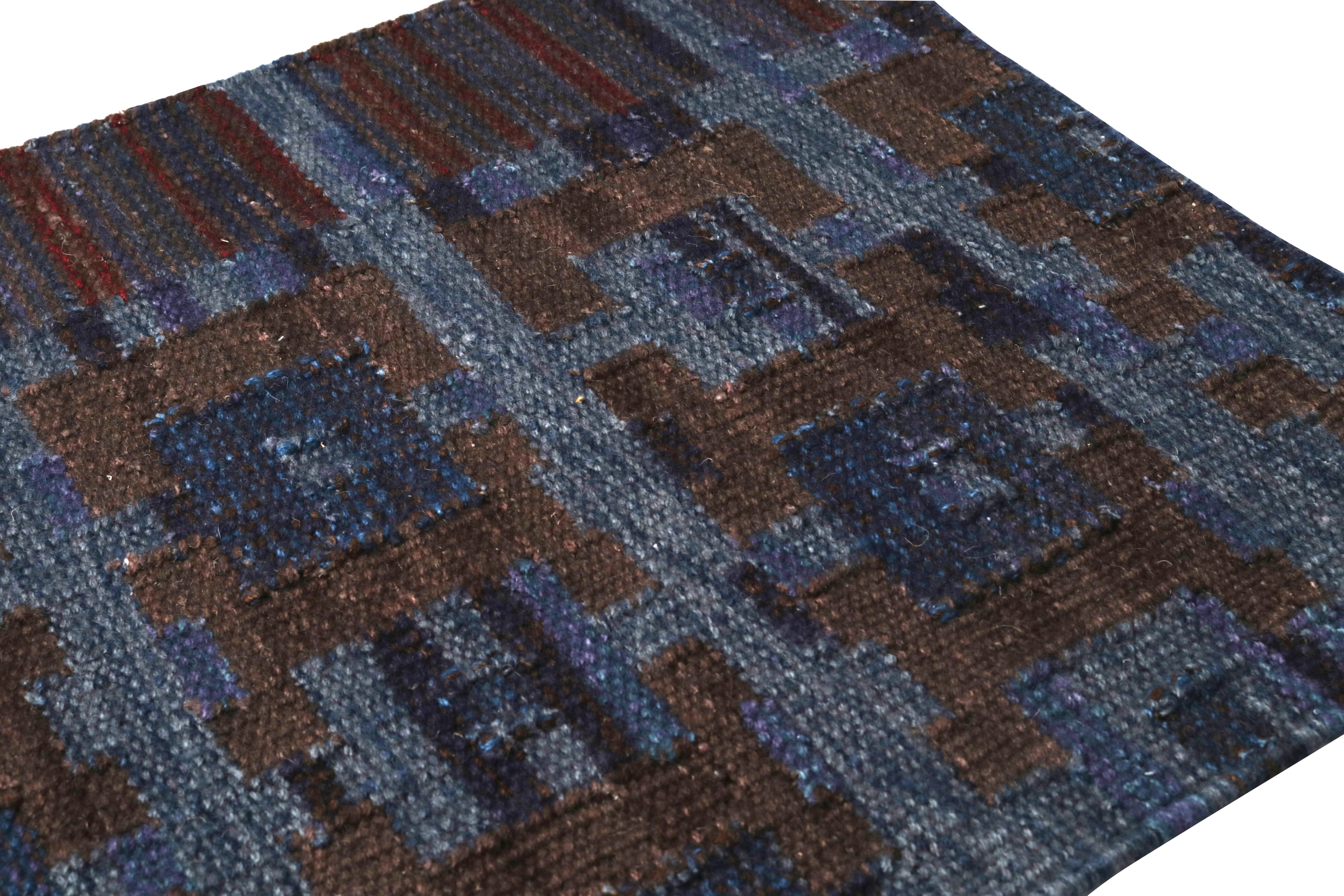 Indien Rug & Kilim's Scandinavian Style Custom Rug Sample with Blue Geometric Patterns (échantillon de tapis sur mesure de style scandinave avec des motifs géométriques bleus) en vente