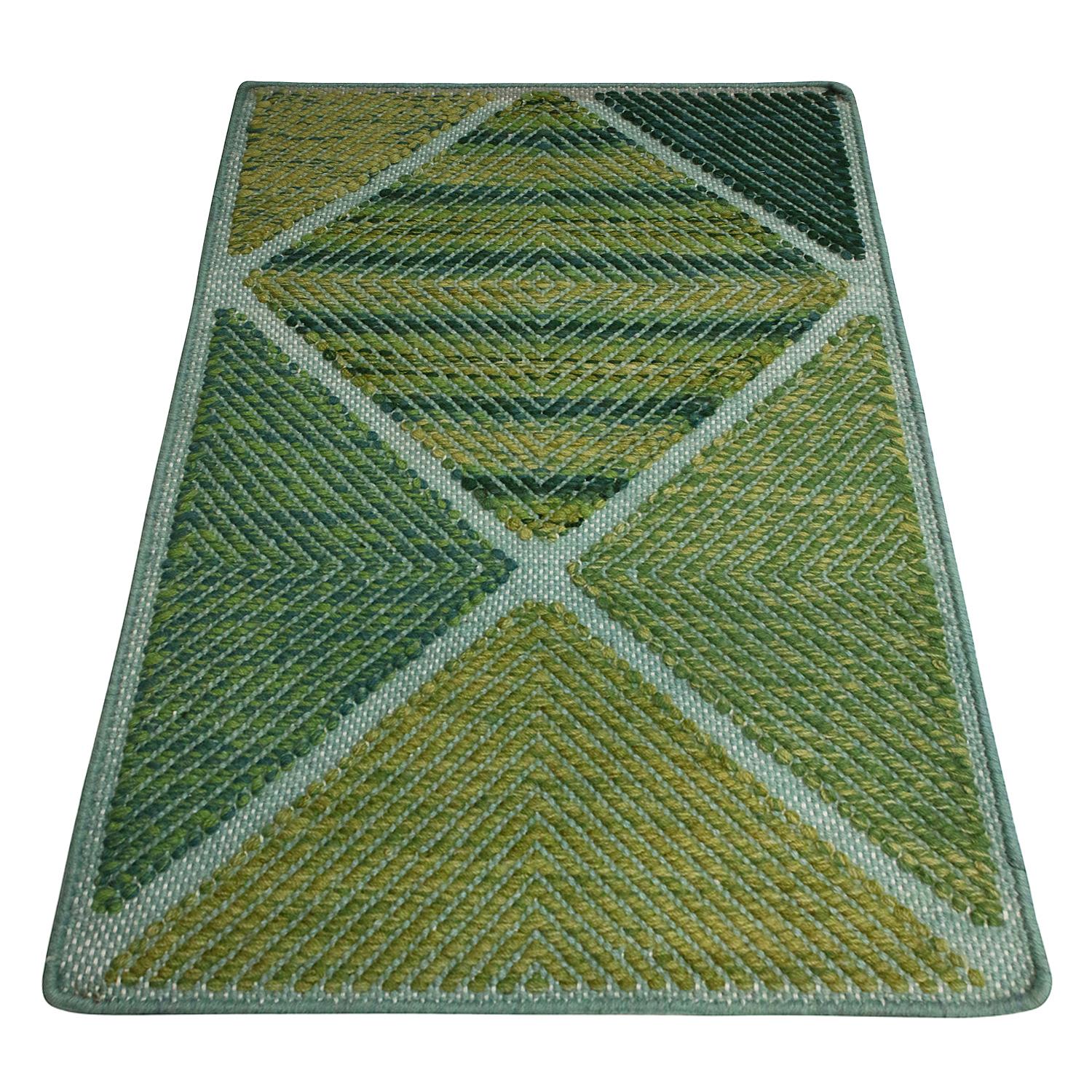 Tessuto a mano in lana, questo campione di tappeto personalizzato è una nuova ed entusiasmante aggiunta alla collezione di tappeti scandinavi di Rug & Kilim: una rivisitazione contemporanea del minimalismo svedese e dei tappeti e tessuti vintage