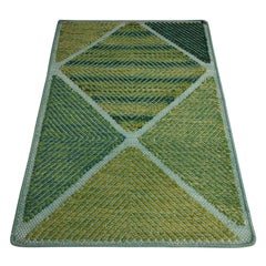 Rug & Kilim's skandinavisches Teppichmuster mit grünen, geometrischen Mustern