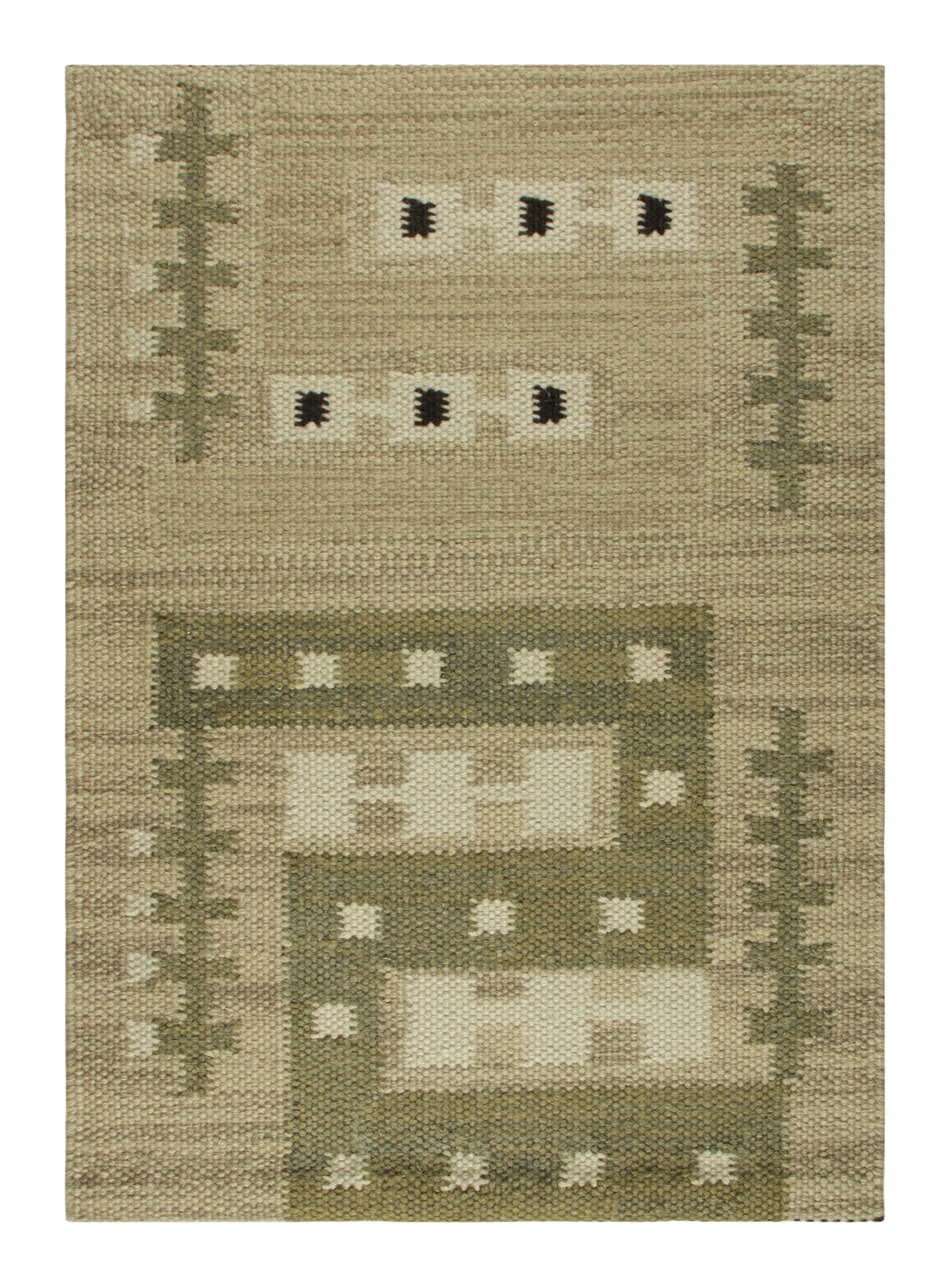 Indien Rug & Kilim's Scandinavian Style Custom Rug Sample with Green Geometric Patterns (échantillon de tapis sur mesure de style scandinave avec des motifs géométriques verts) en vente