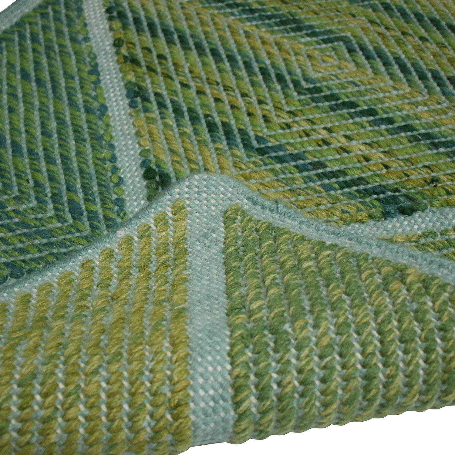 Tessuto a mano Campione di tappeto personalizzato in stile scandinavo di Rug & Kilim con motivi geometrici verdi in vendita