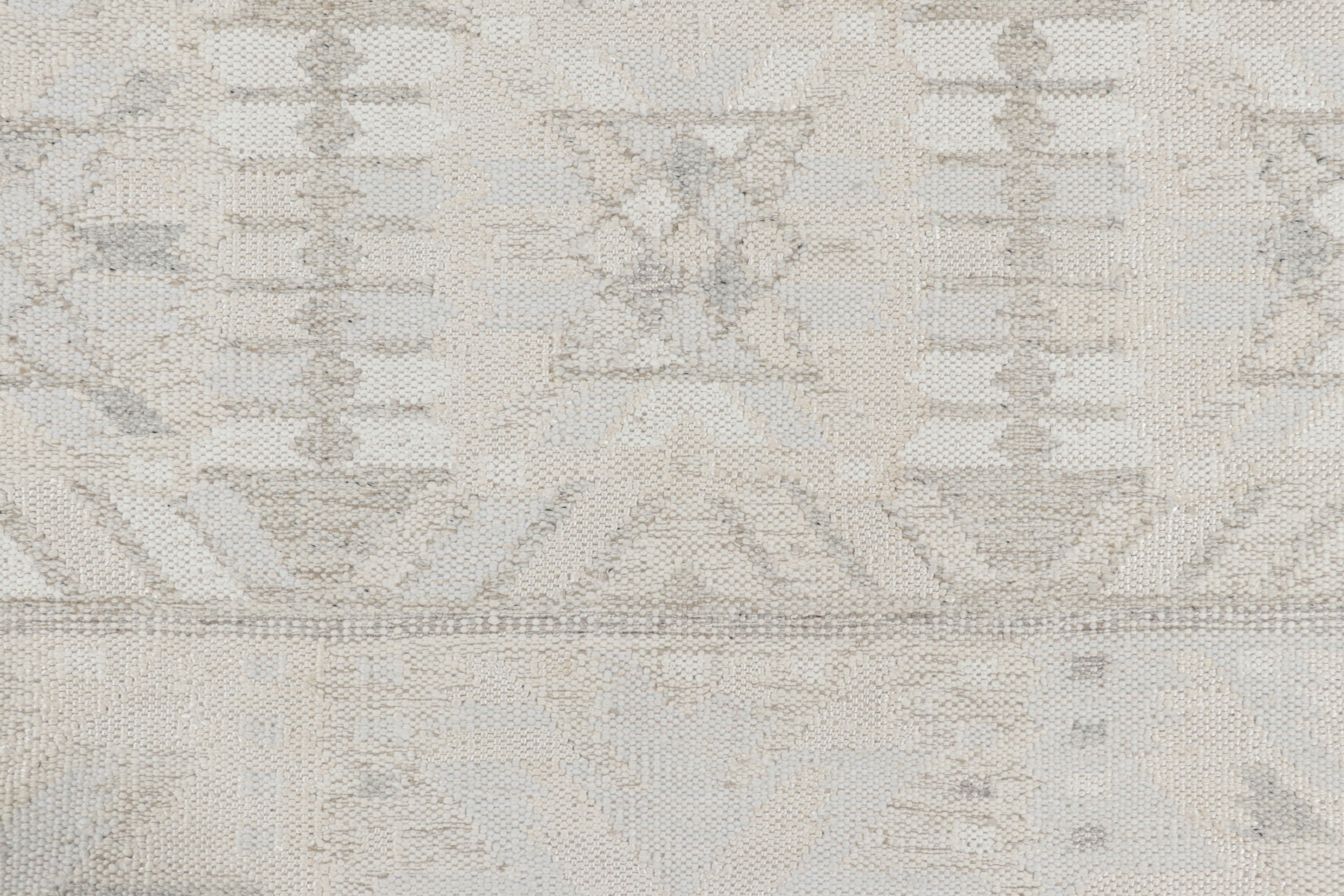 Rug & Kilim's maßgeschneiderter Teppich im skandinavischen Stil, weiße und graue geometrische Muster (Skandinavische Moderne) im Angebot