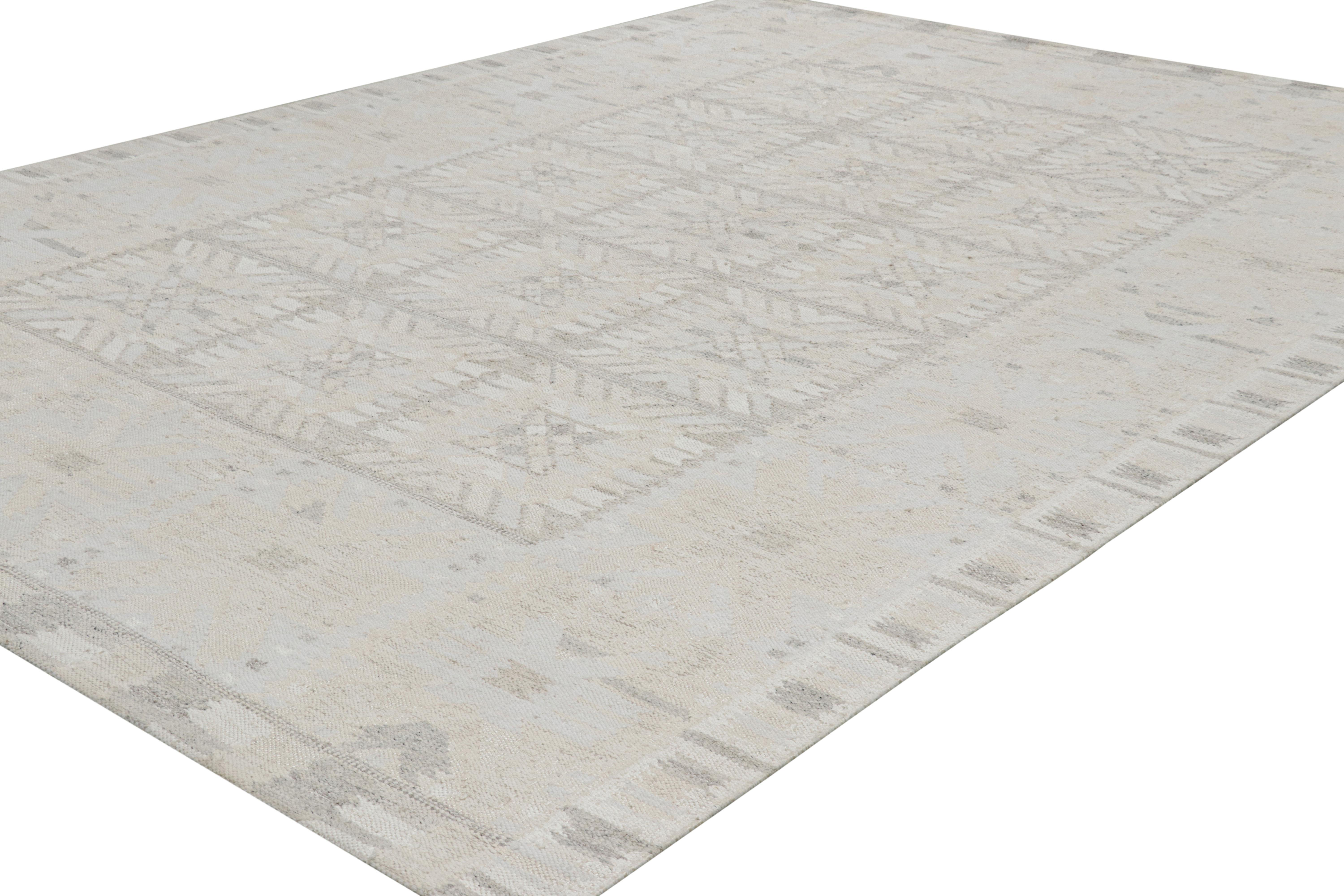 Rug & Kilim's maßgeschneiderter Teppich im skandinavischen Stil, weiße und graue geometrische Muster (Indisch) im Angebot