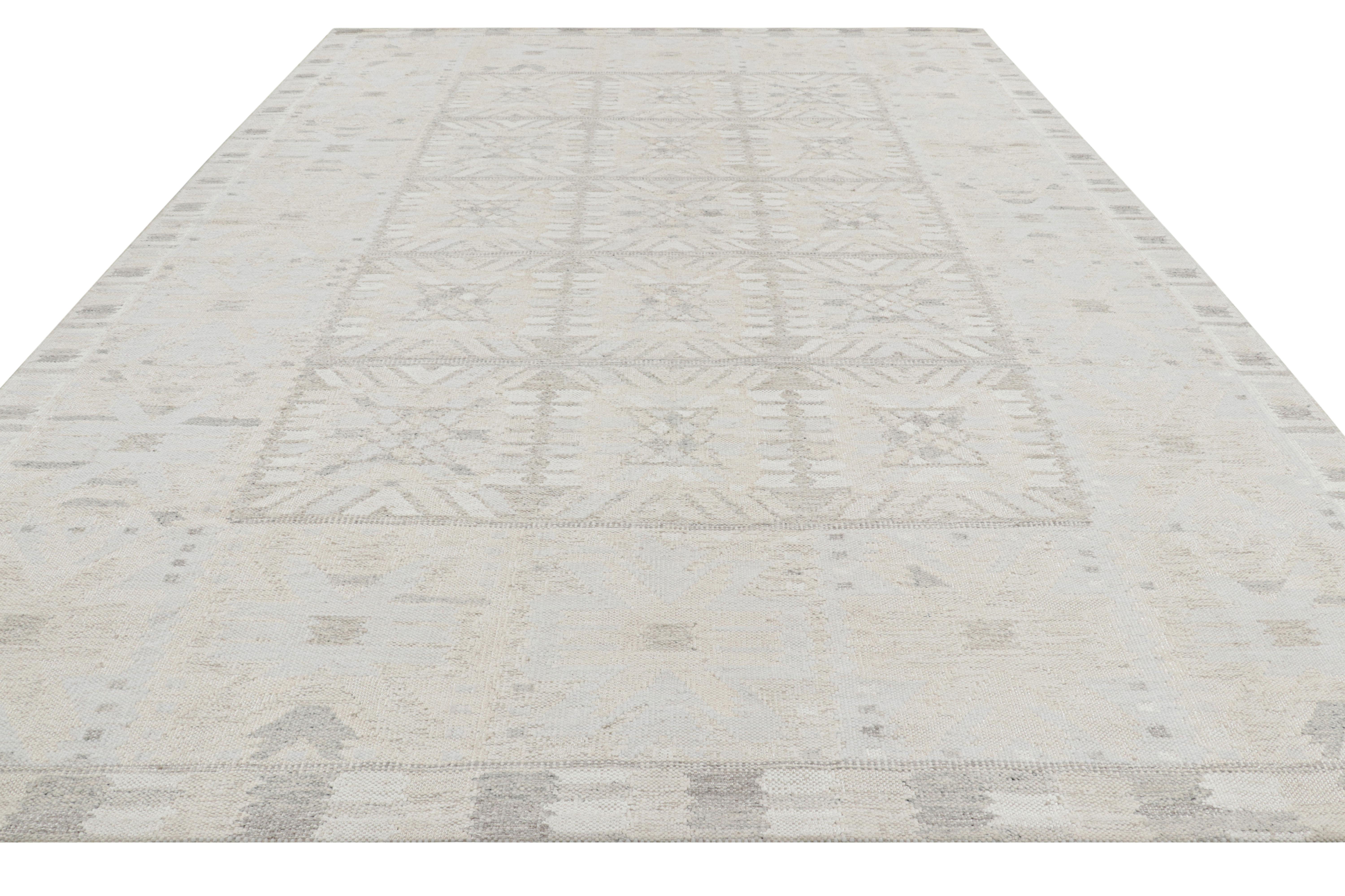 Rug & Kilim's maßgeschneiderter Teppich im skandinavischen Stil, weiße und graue geometrische Muster (Handgewebt) im Angebot