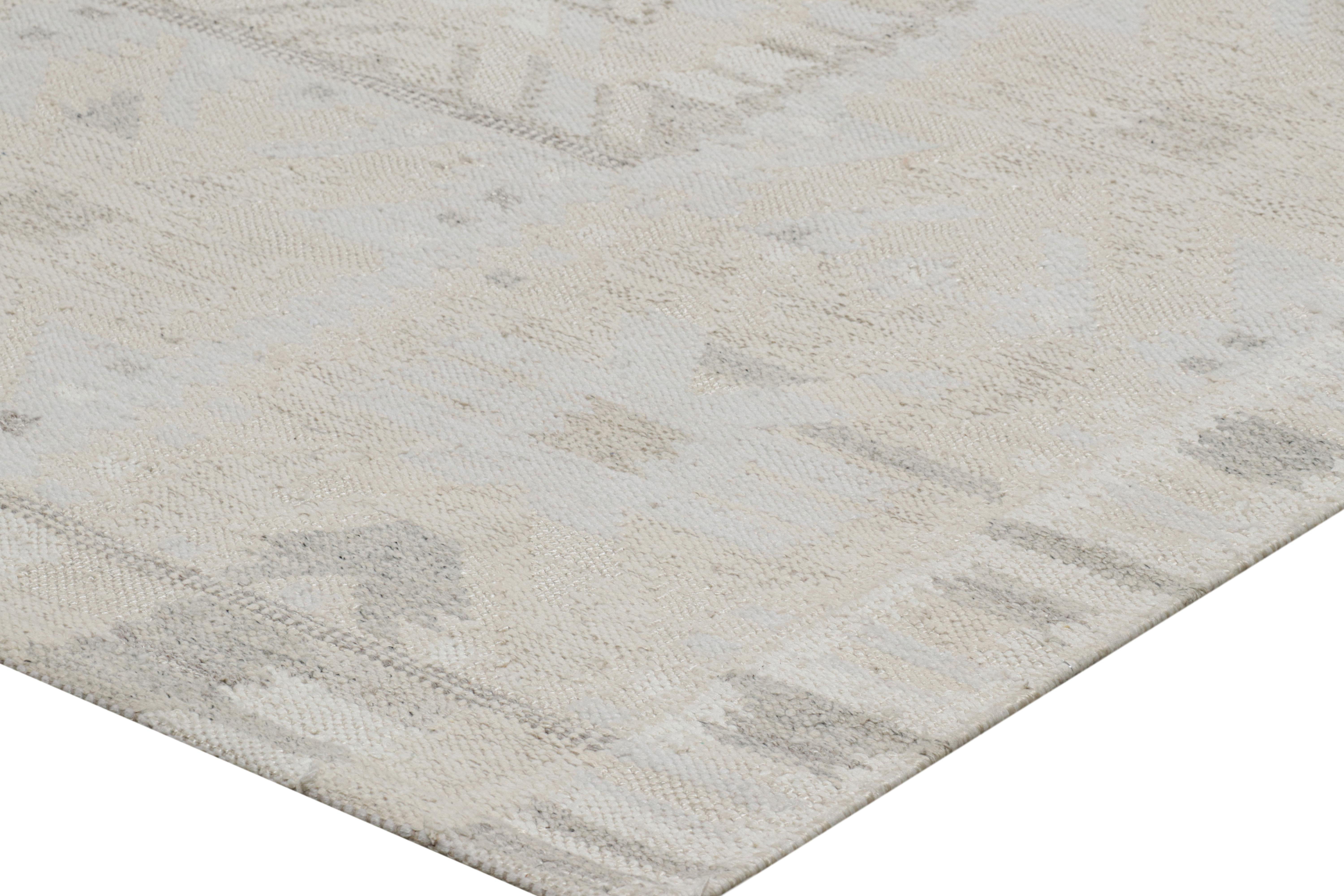 Rug & Kilim's maßgeschneiderter Teppich im skandinavischen Stil, weiße und graue geometrische Muster im Zustand „Neu“ im Angebot in Long Island City, NY