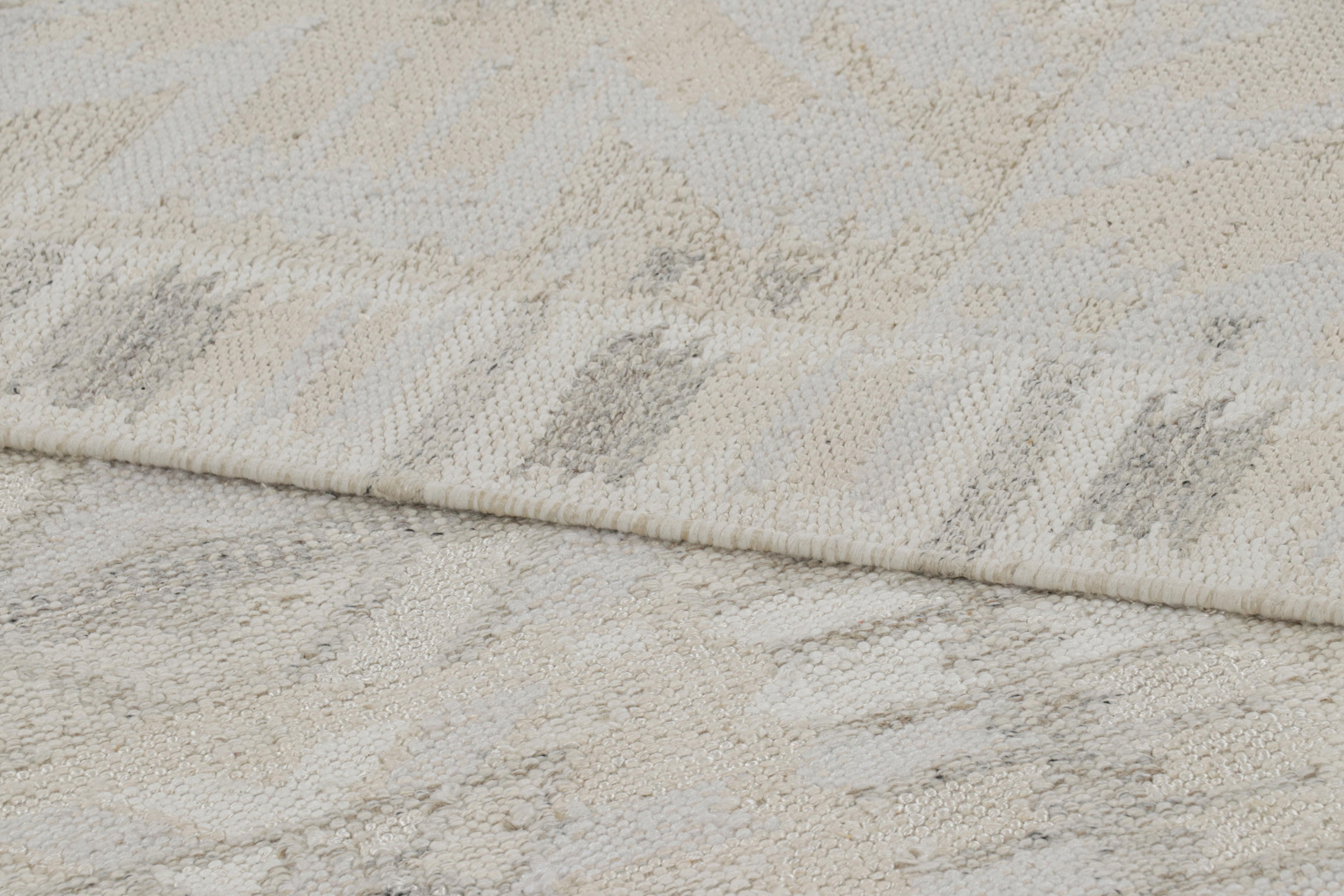 Rug & Kilim's maßgeschneiderter Teppich im skandinavischen Stil, weiße und graue geometrische Muster (21. Jahrhundert und zeitgenössisch) im Angebot