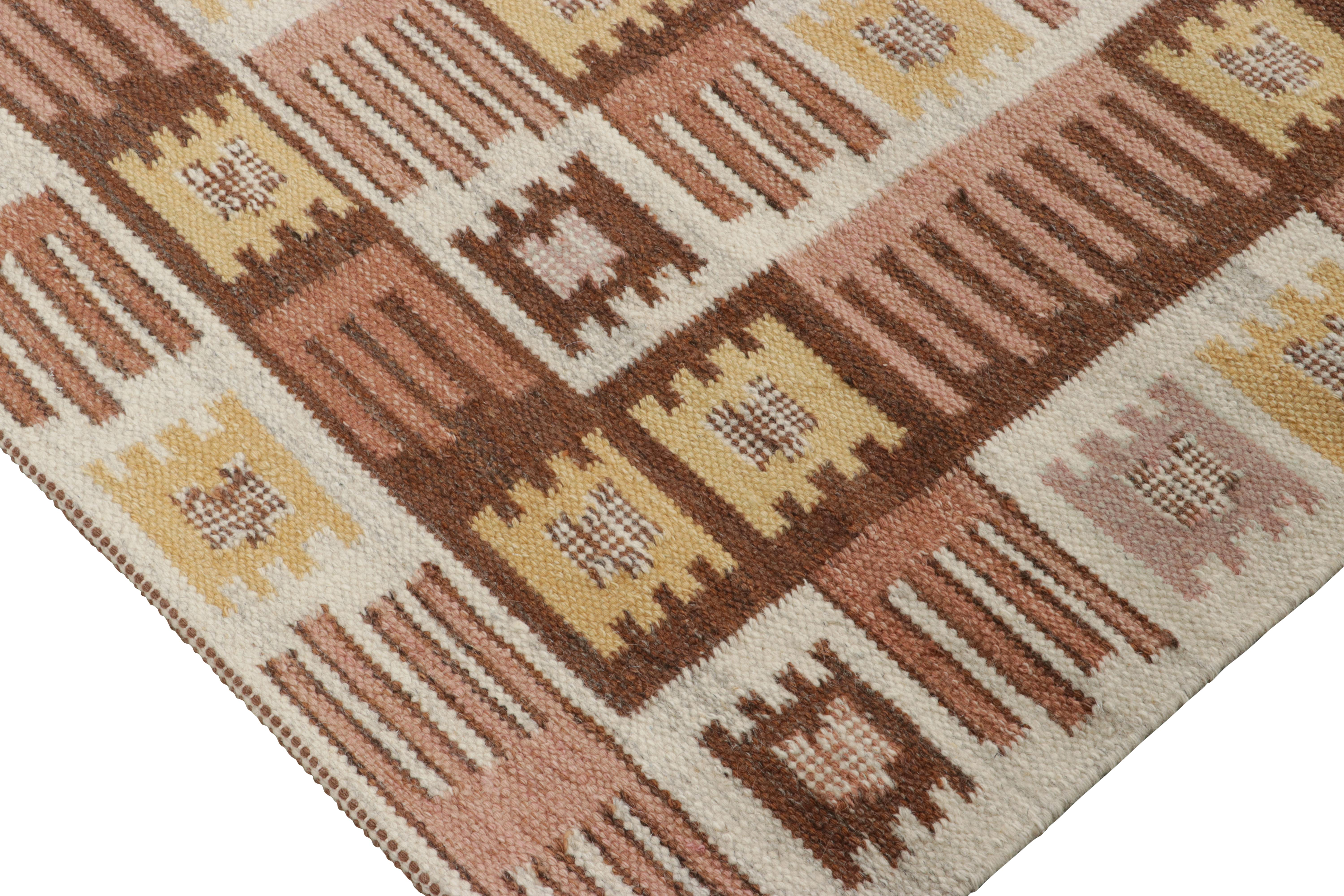 Rug & Kilim's maßgeschneiderter Teppich im skandinavischen Stil mit beige-braunen, geometrischen Mustern (Kelim) im Angebot