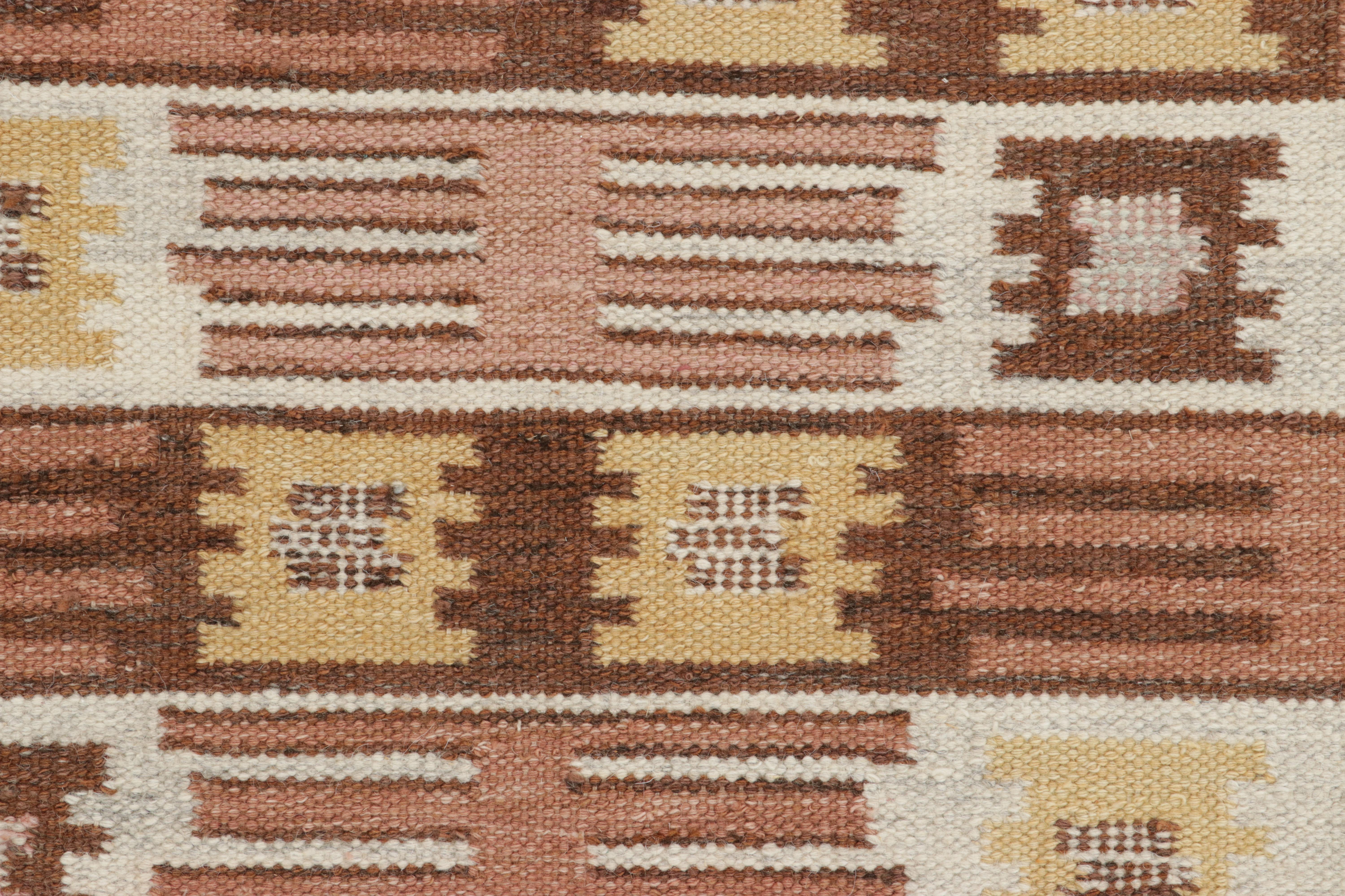 Rug & Kilim's maßgeschneiderter Teppich im skandinavischen Stil mit beige-braunen, geometrischen Mustern (Indisch) im Angebot