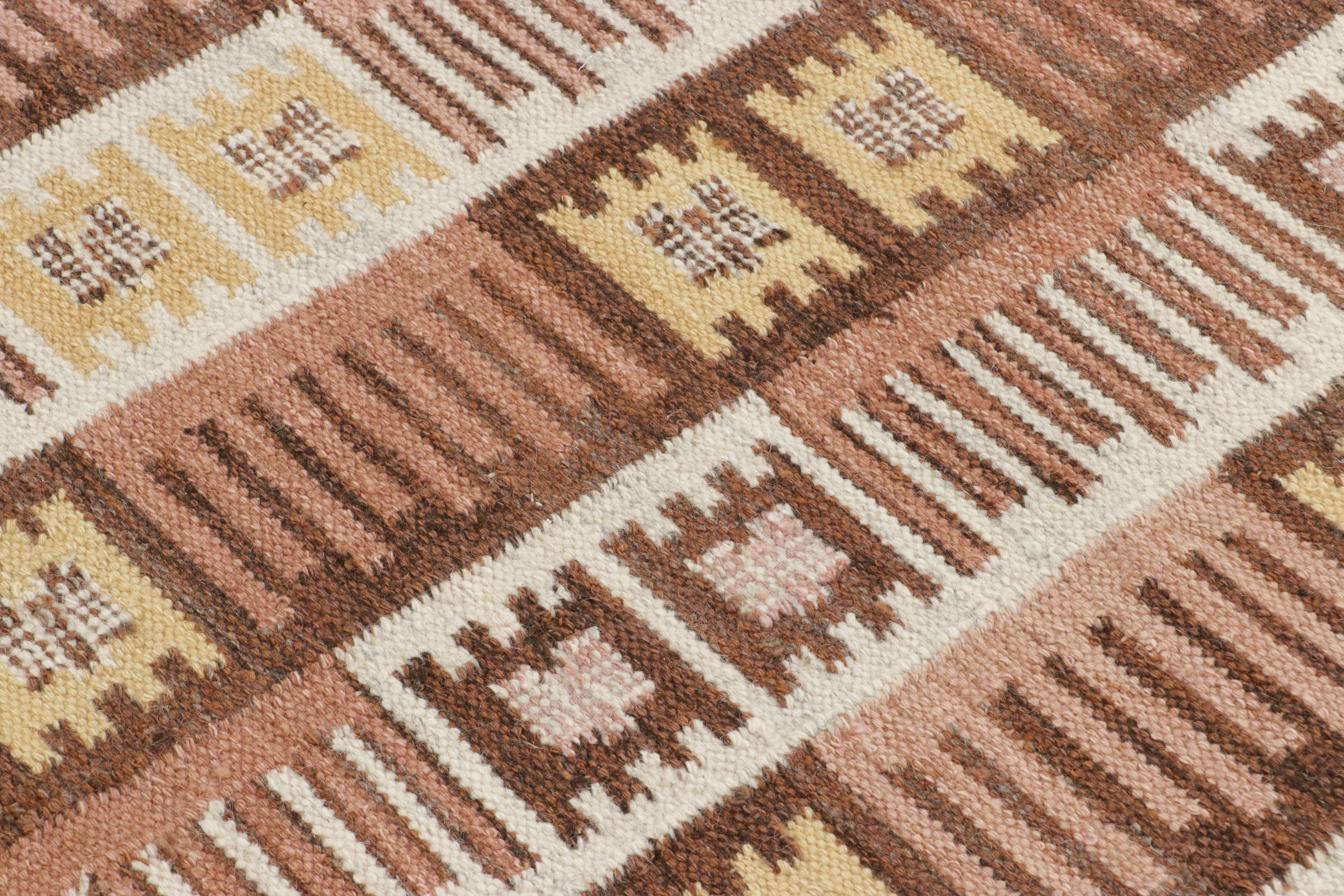 Rug & Kilim's maßgeschneiderter Teppich im skandinavischen Stil mit beige-braunen, geometrischen Mustern (Handgewebt) im Angebot