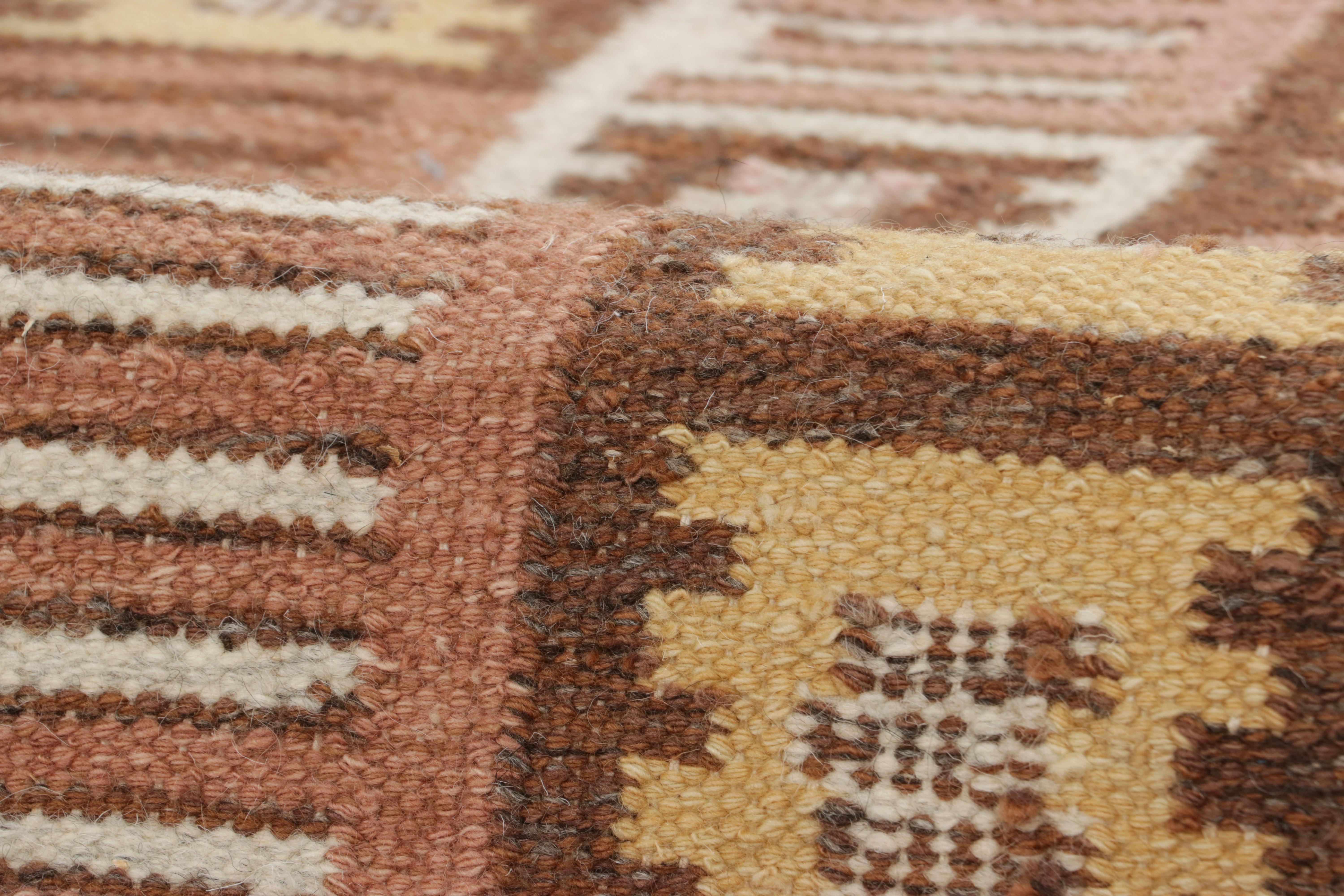 Rug & Kilim's maßgeschneiderter Teppich im skandinavischen Stil mit beige-braunen, geometrischen Mustern im Zustand „Gut“ im Angebot in Long Island City, NY