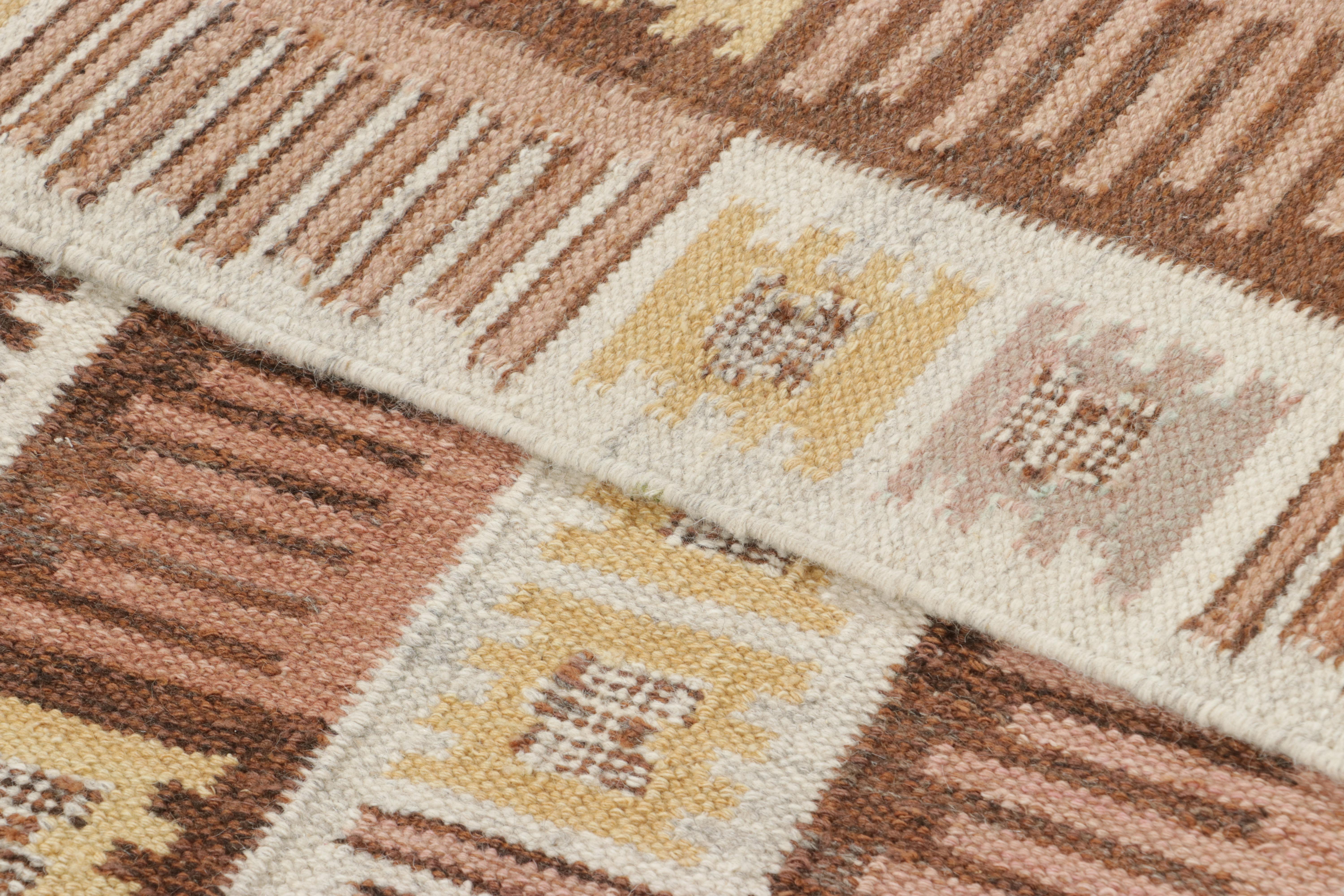 Rug & Kilim's maßgeschneiderter Teppich im skandinavischen Stil mit beige-braunen, geometrischen Mustern (21. Jahrhundert und zeitgenössisch) im Angebot