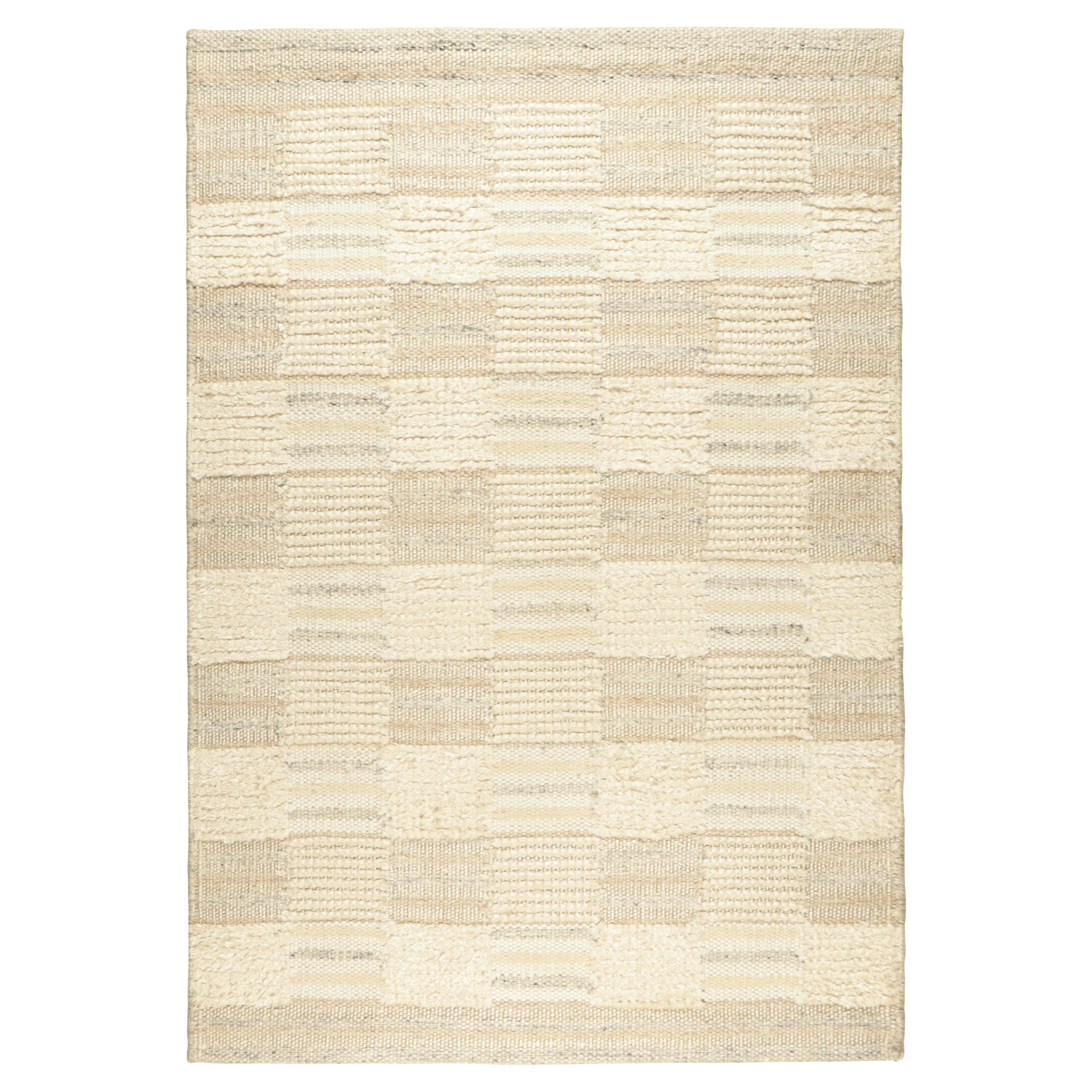 Rug & Kilim's maßgeschneiderter Teppich im skandinavischen Stil mit beige-braunen, geometrischen Mustern