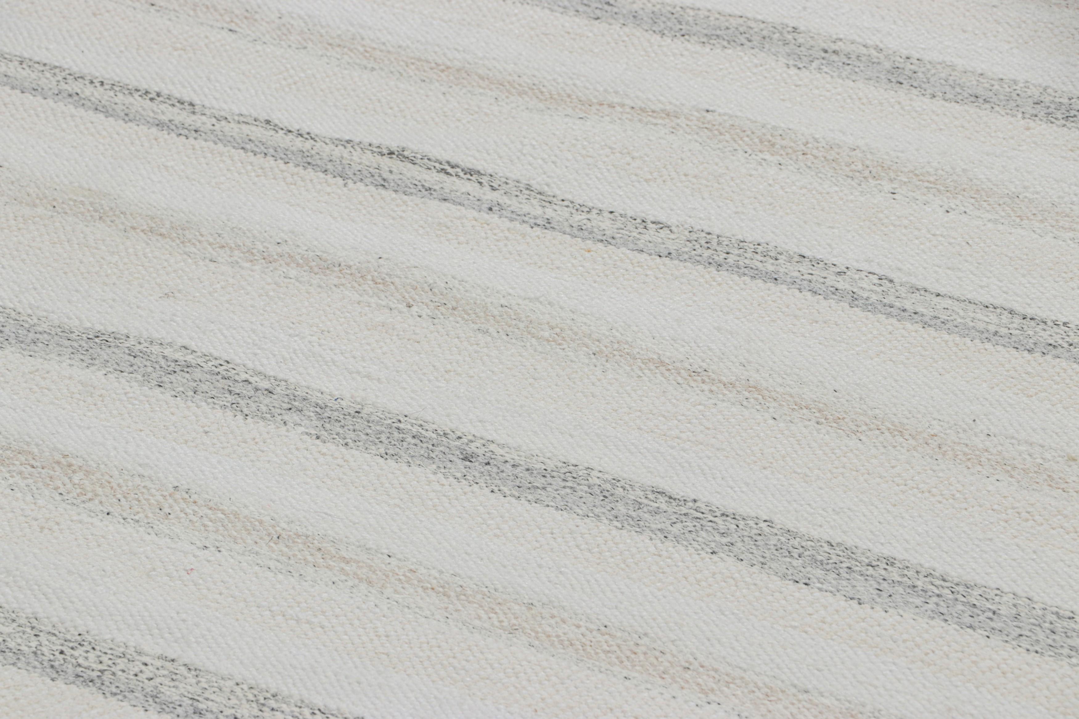 Dieser aus handgewebter Wolle gefertigte Teppich im Format 10x14 ist eine aufregende neue Ergänzung der skandinavischen Teppichkollektion von Rug & Kilim - eine zeitgenössische Neuinterpretation des schwedischen Minimalismus und der Vintage-Teppiche