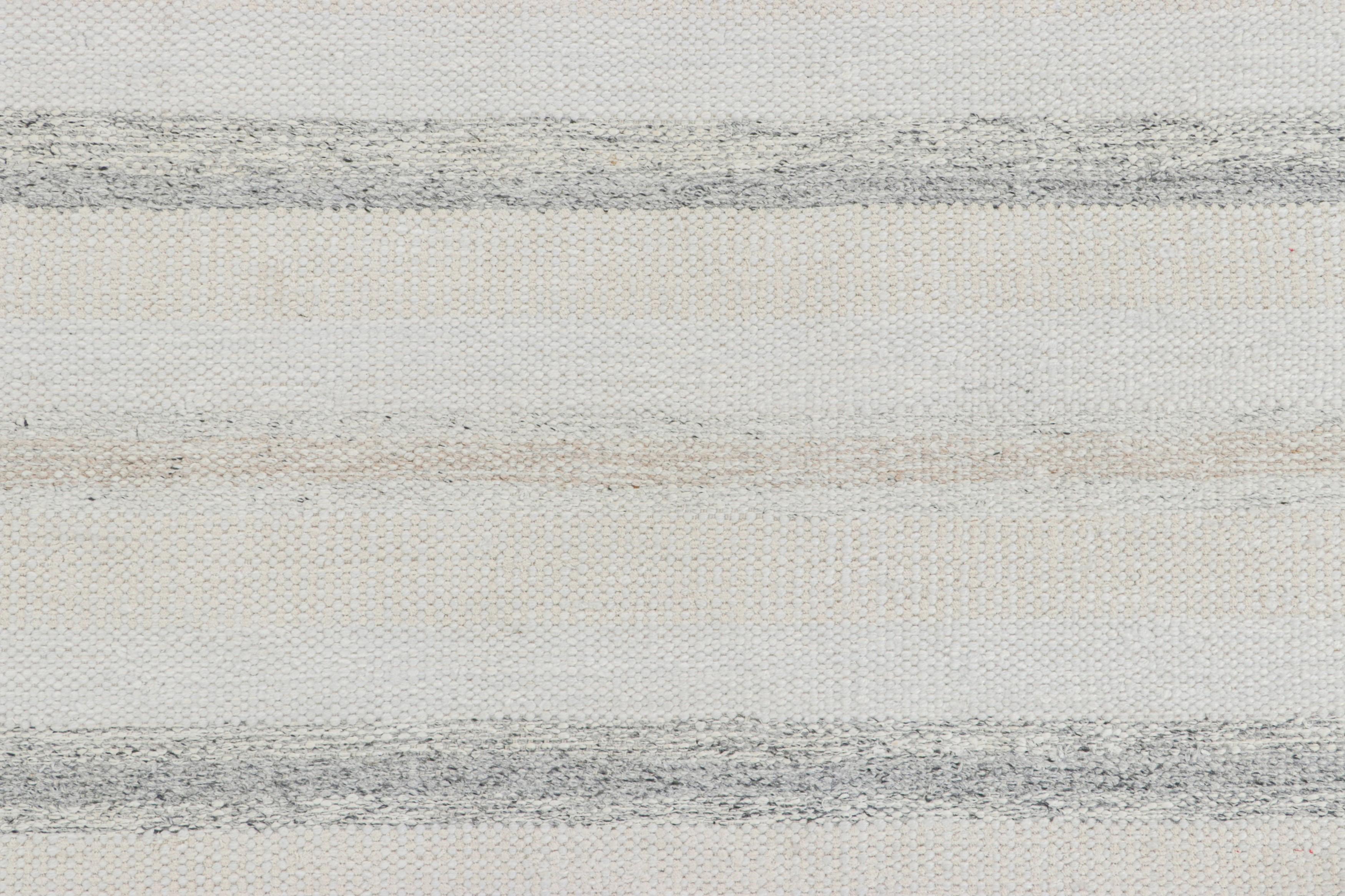 Rug & Kilim's maßgeschneiderter Teppich im skandinavischen Stil mit grauen und weißen Streifen (Skandinavische Moderne) im Angebot