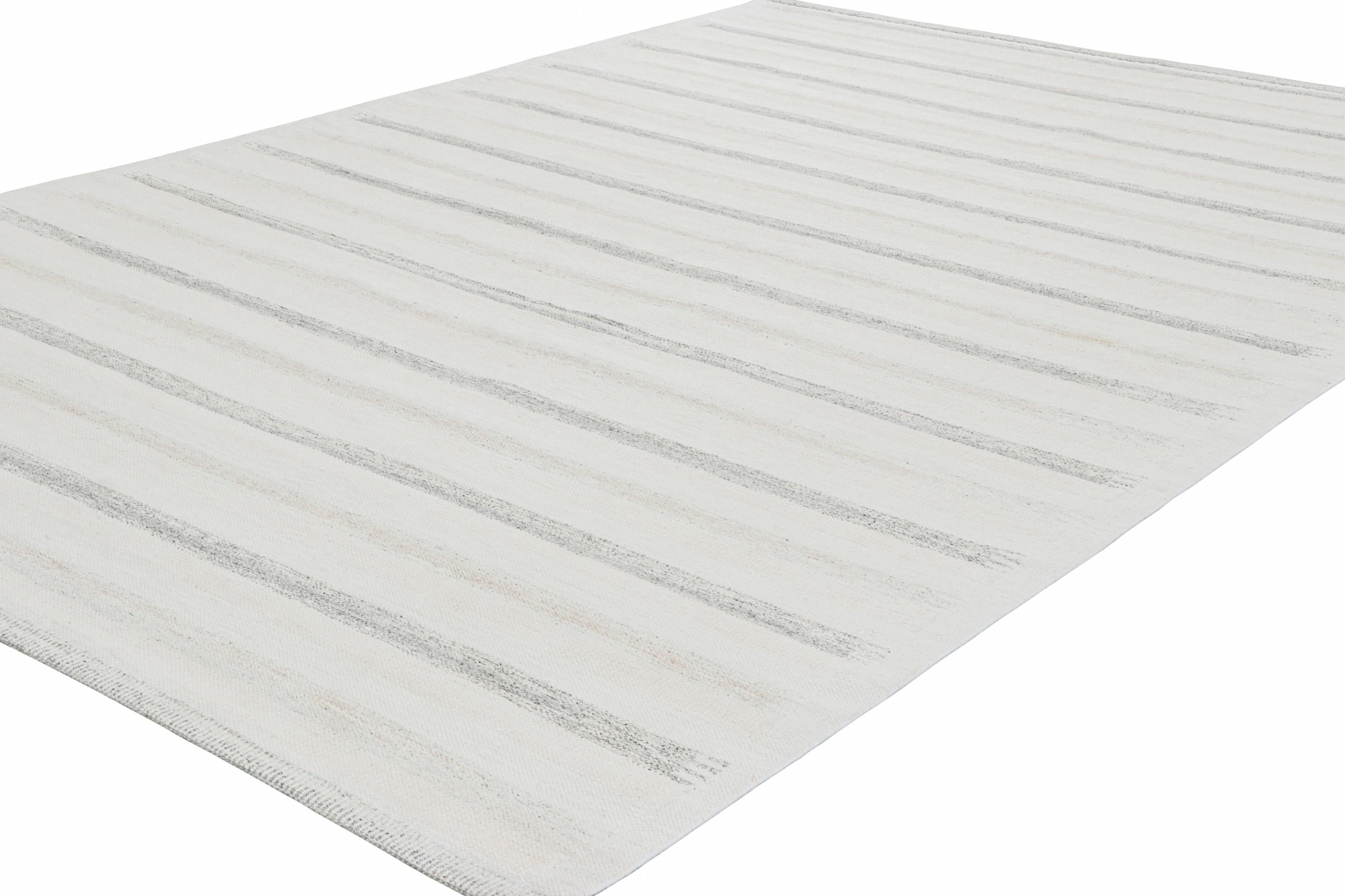 Rug & Kilim's maßgeschneiderter Teppich im skandinavischen Stil mit grauen und weißen Streifen (Indisch) im Angebot